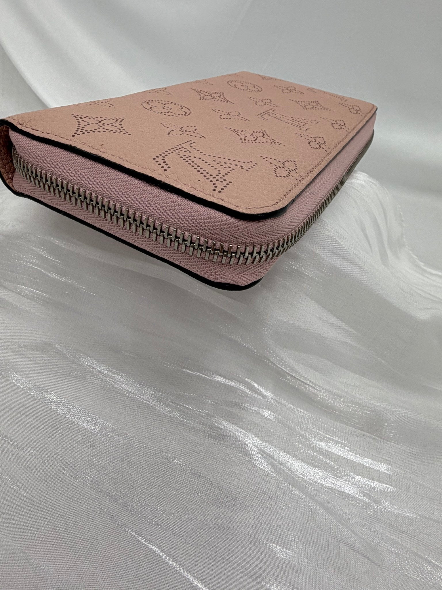 Louis Vuitton Dusty Rose Mahina Leather Zippy Wallet