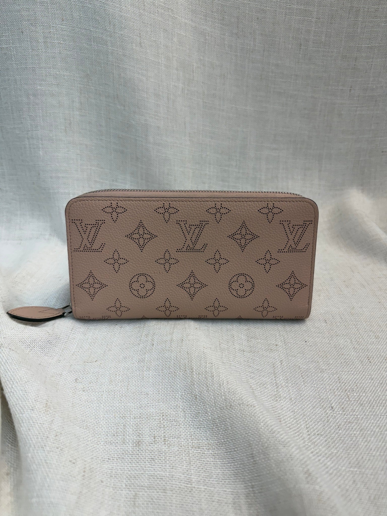 Louis Vuitton Light Pink Leather Mahina Zippy Wallet