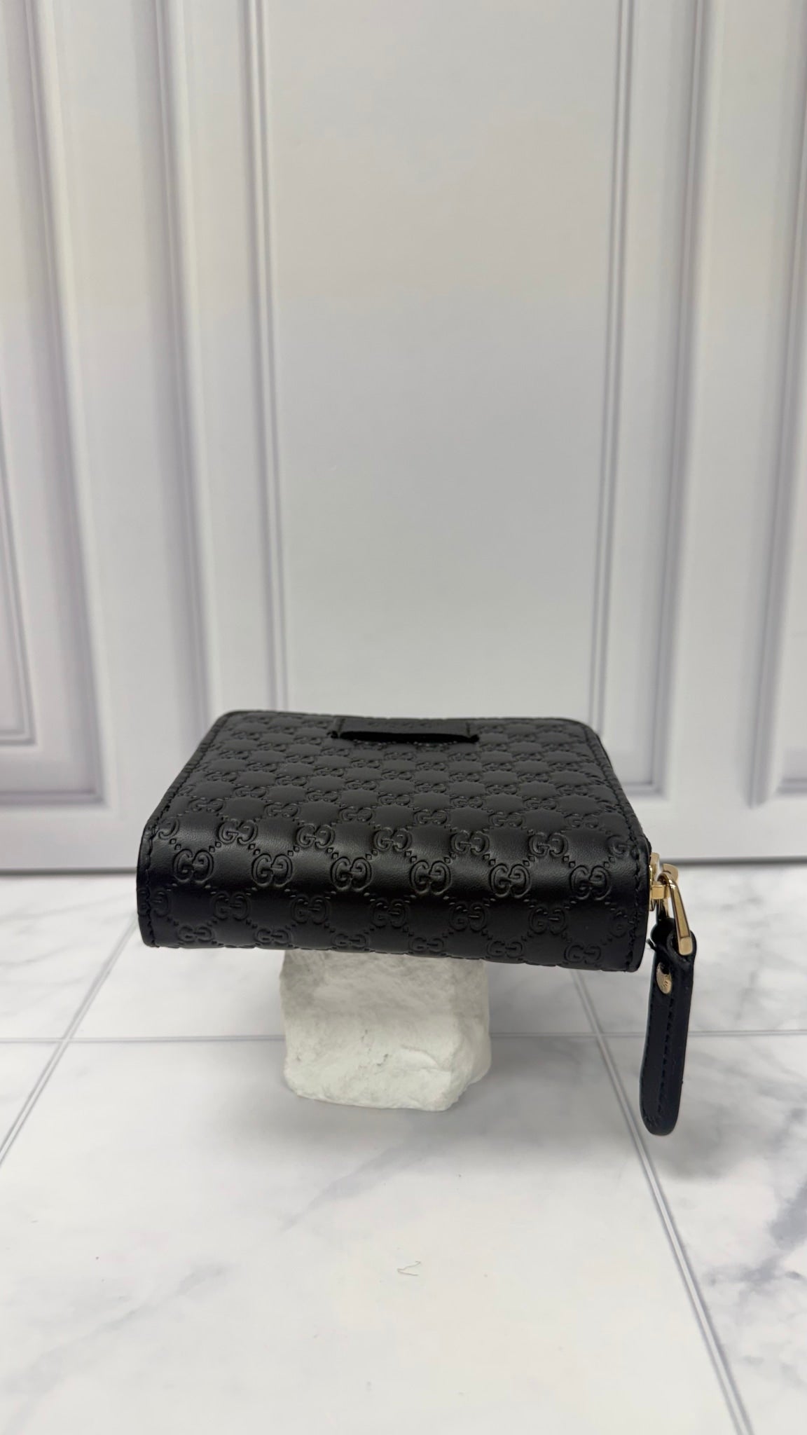 LIKE NEW - Gucci Black Microguccissima Leather Zippy Compact Wallet