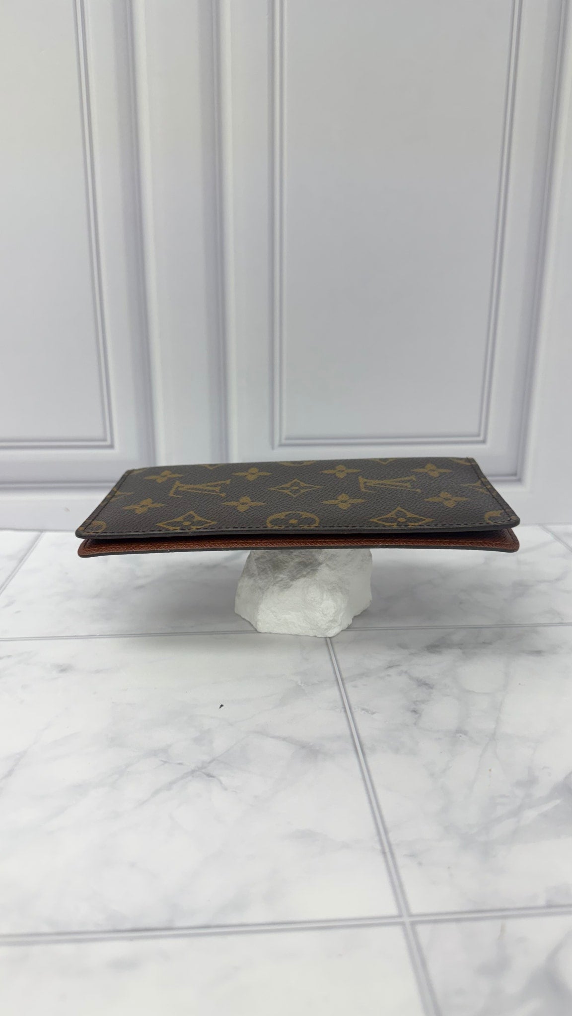 LIKE NEW - Louis Vuitton Monogram Long Wallet