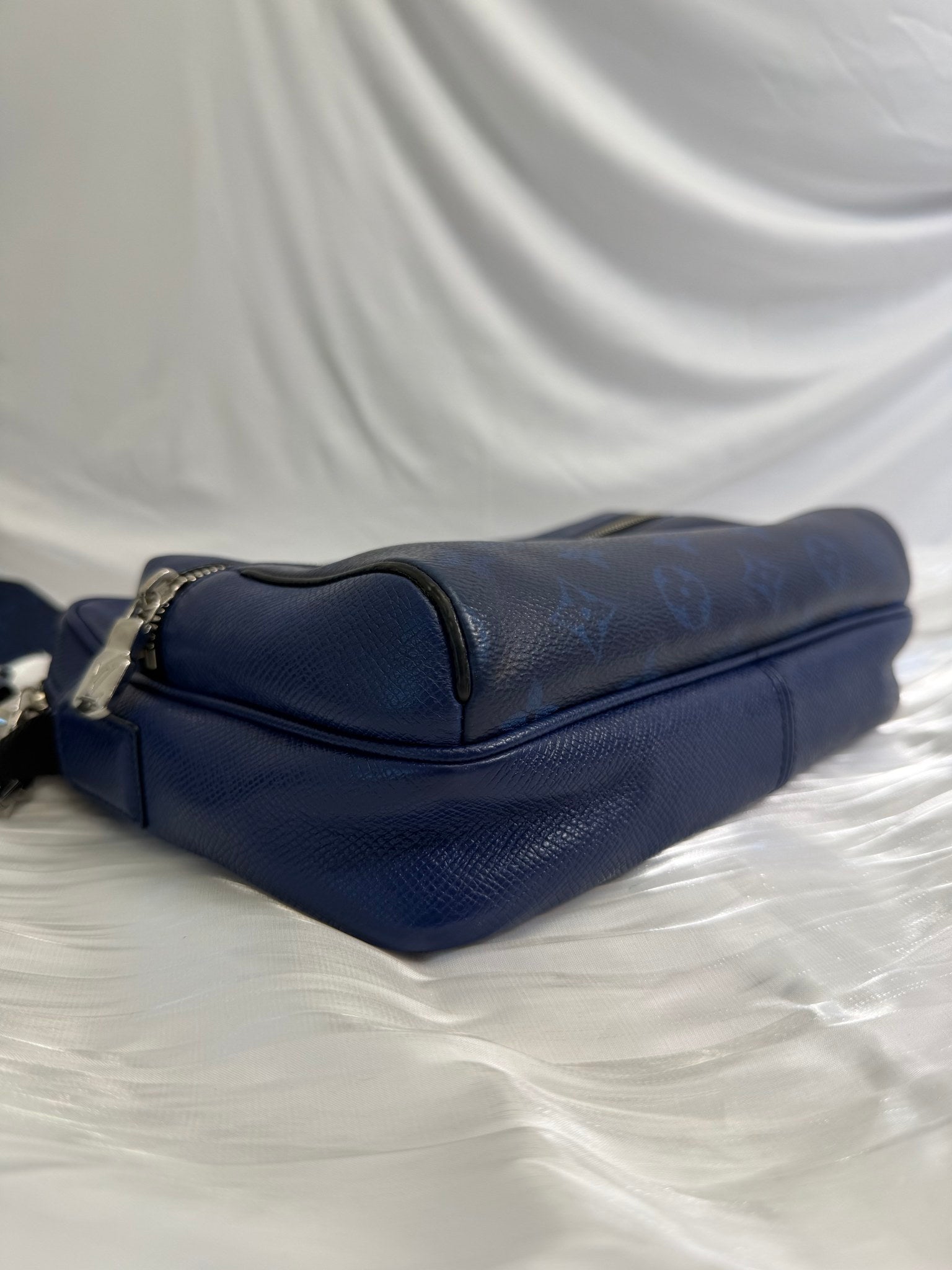 Louis Vuitton Blue Taiga Outdoor Messenger Bag