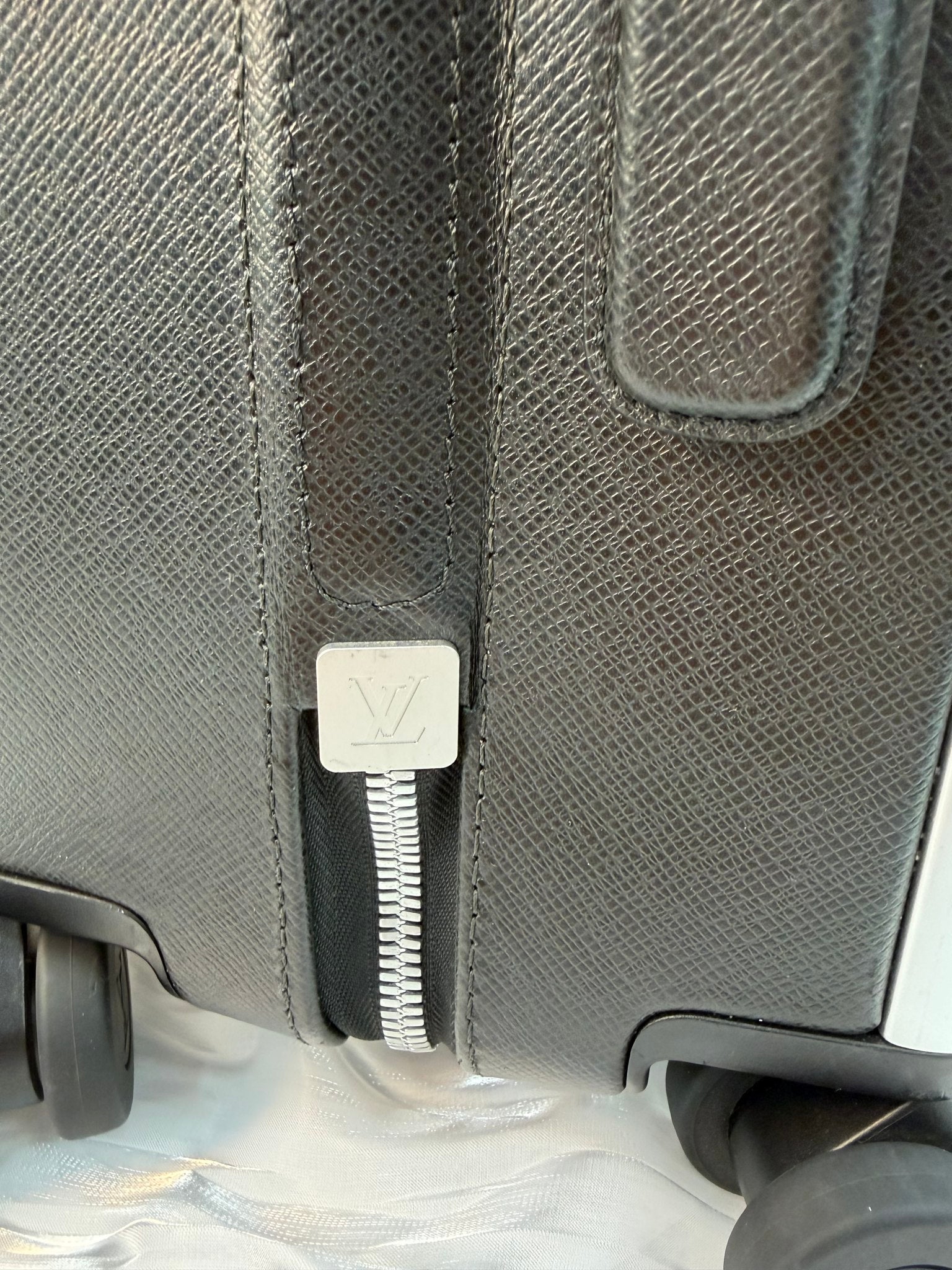 Louis Vuitton Black Leather Taiga Horizon 55 Roller Bag