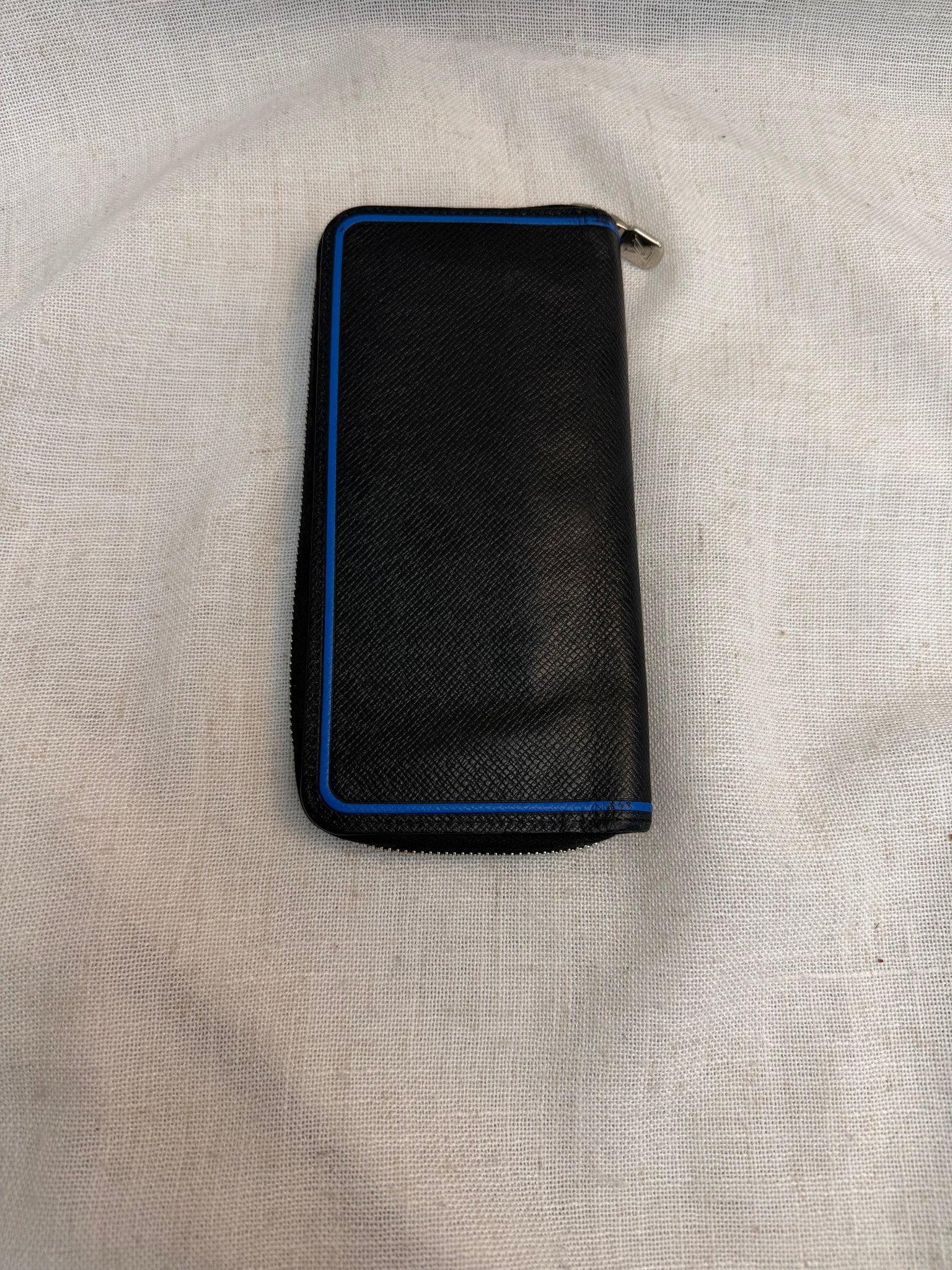 Louis Vuitton Black Leather Taiga Zippy Wallet