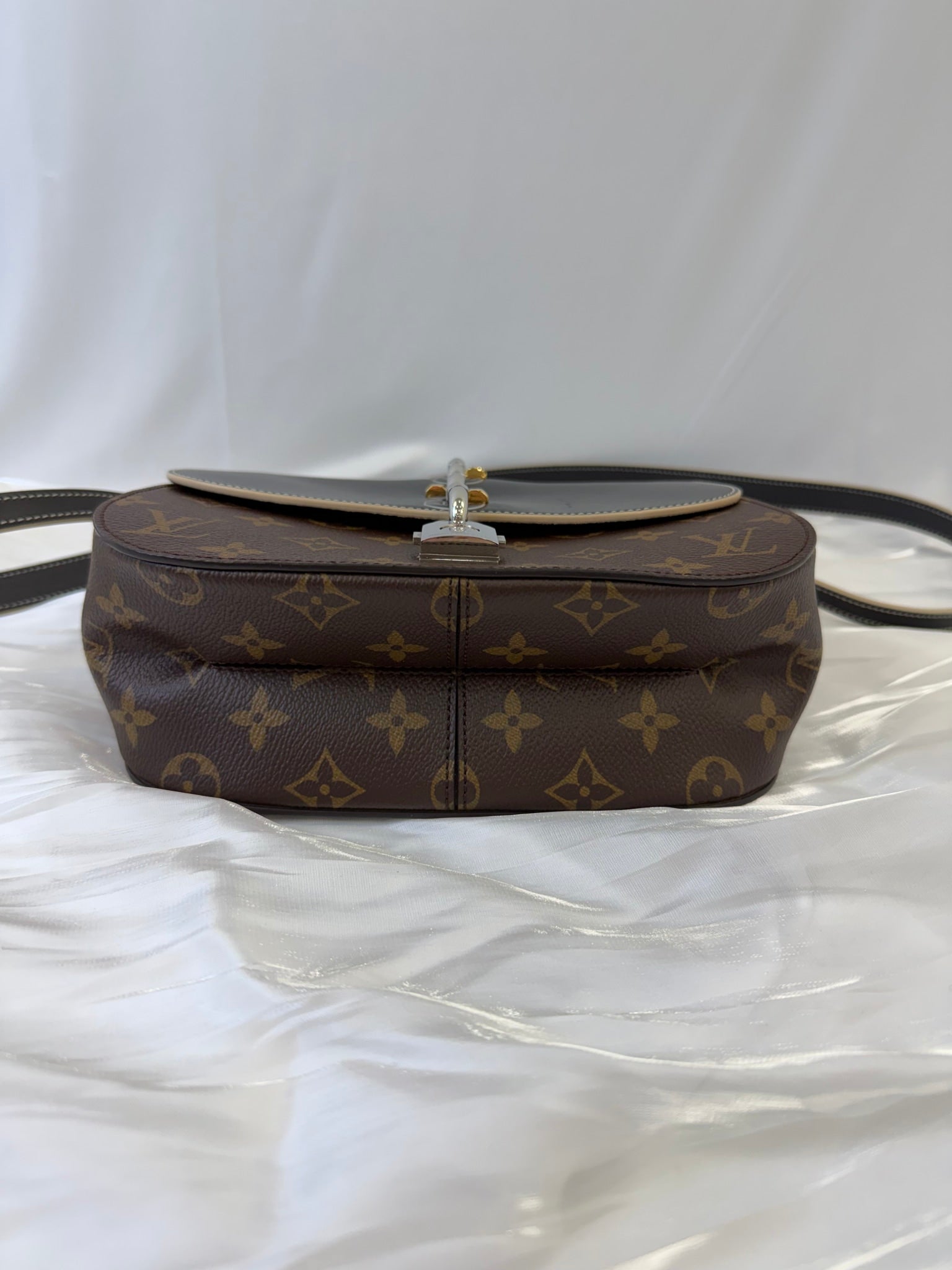 Louis Vuitton Monogram Chain It PM Handbag