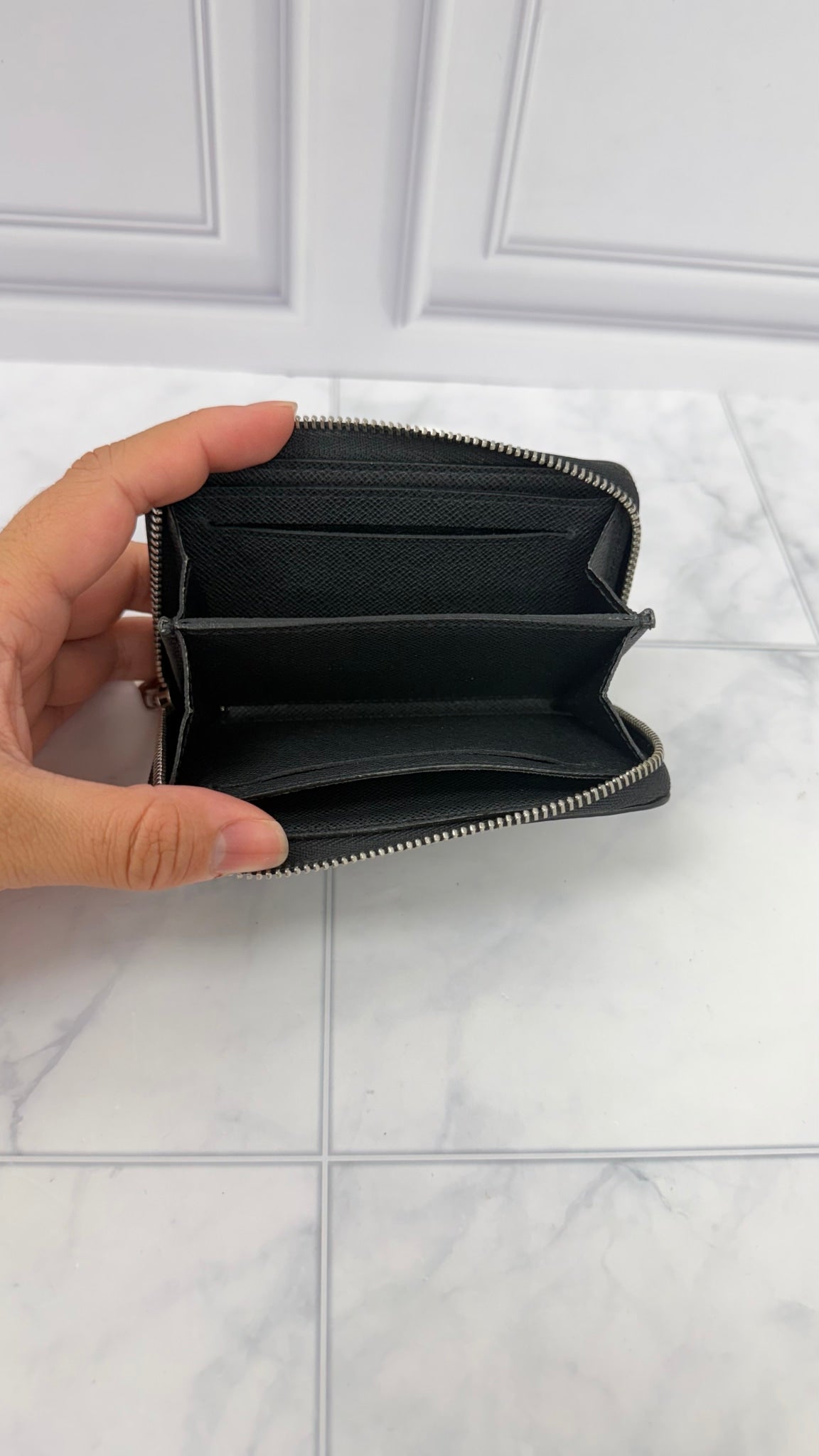 Louis Vuitton Black Taiga Leather Zippy Wallet