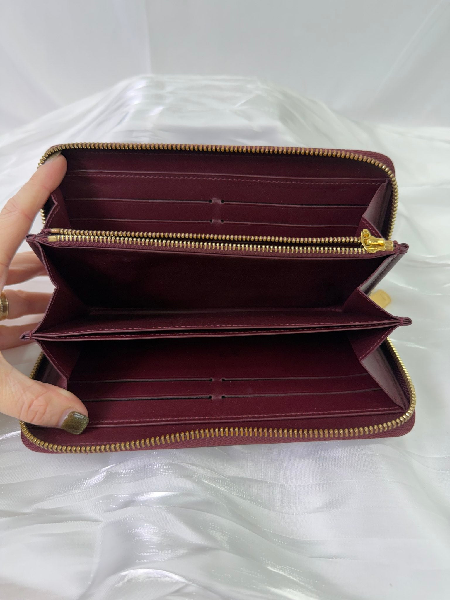 Louis Vuitton Plum Vernis Leather Zippy Wallet