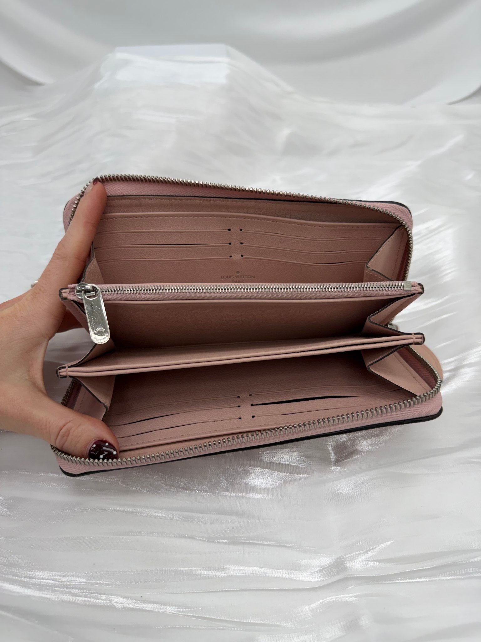 Louis Vuitton Dusty Rose Mahina Leather Zippy Wallet