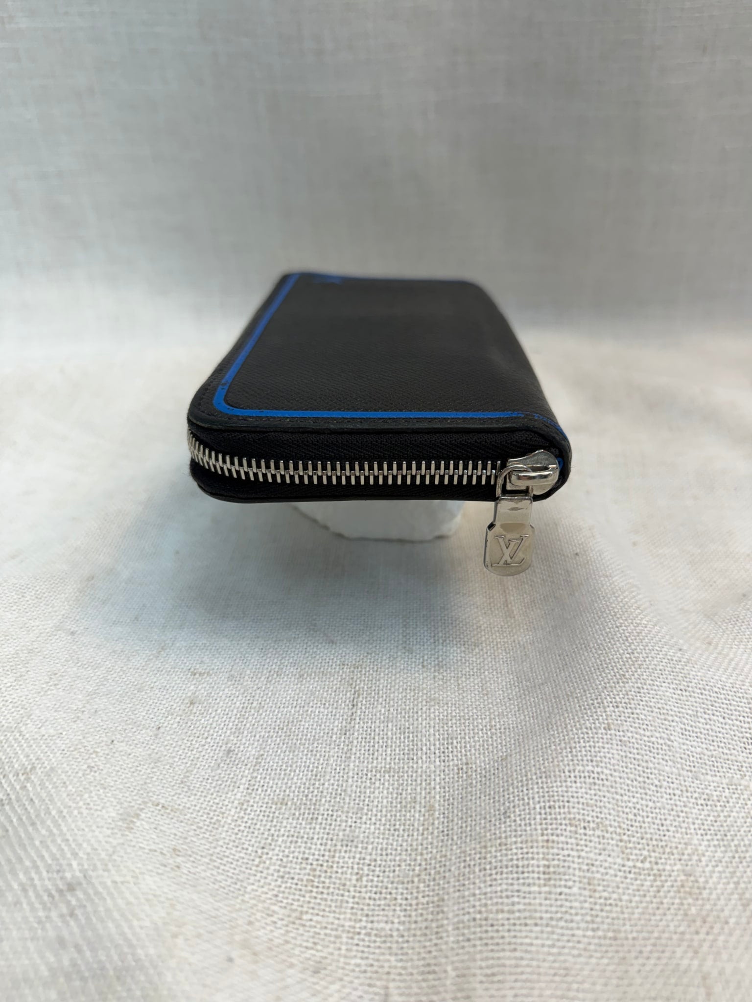 Louis Vuitton Black Leather Taiga Zippy Wallet