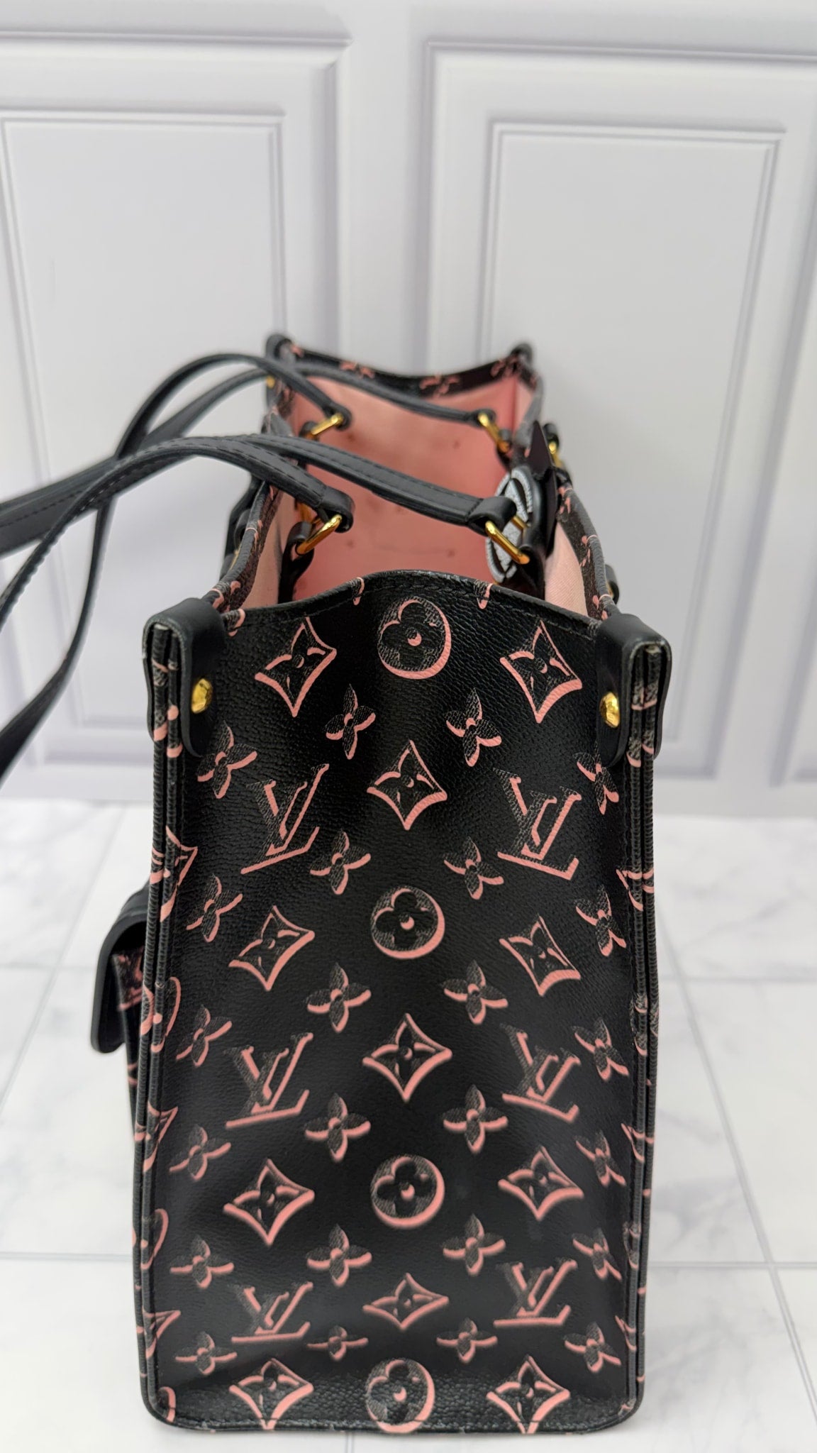 Louis Vuitton Black & Pink Fall for You Monogram Neo On The Go MM
