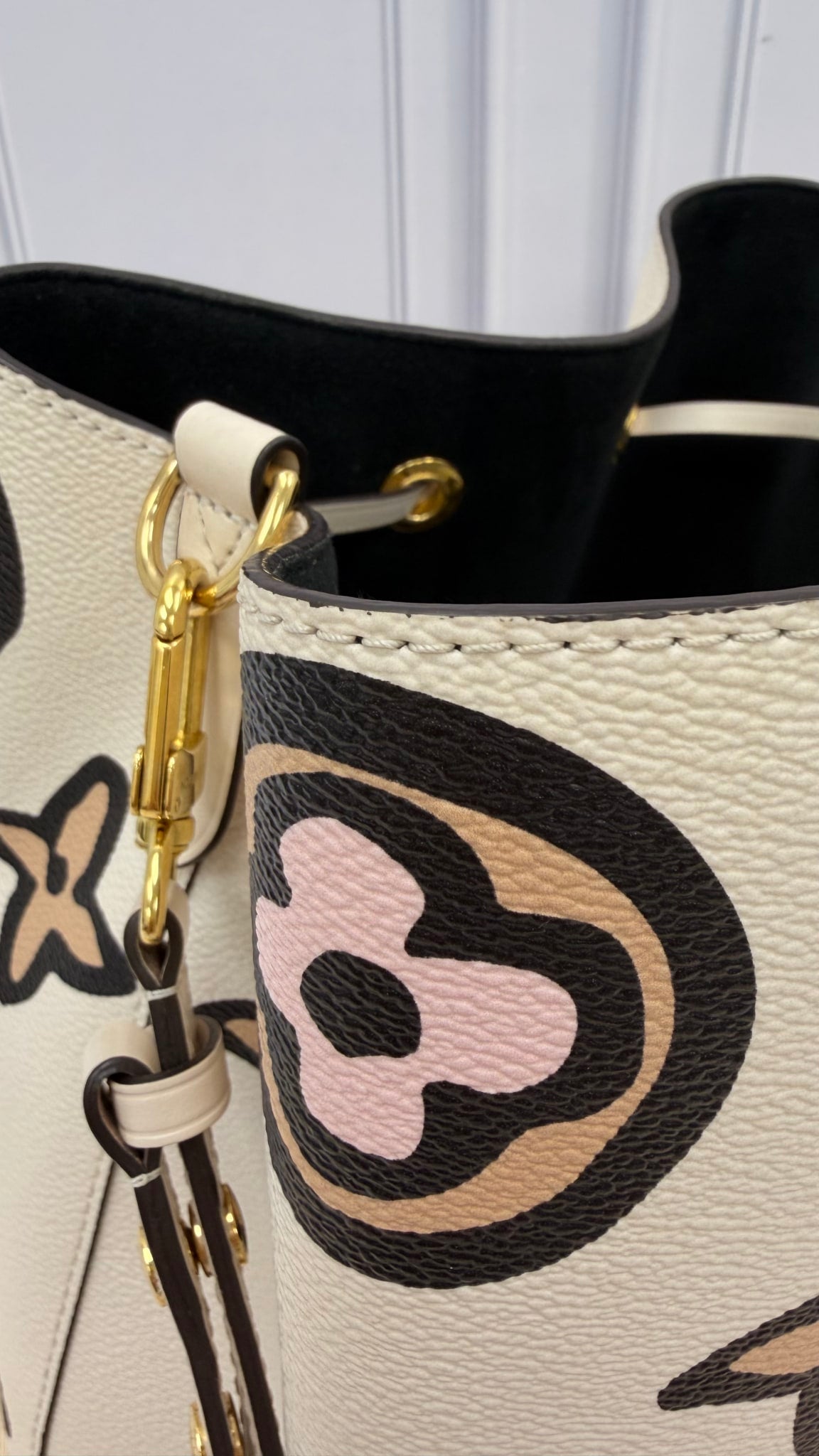 LIKE NEW - Louis Vuitton Cream Multicolor Monogram Giant NeoNoe MM