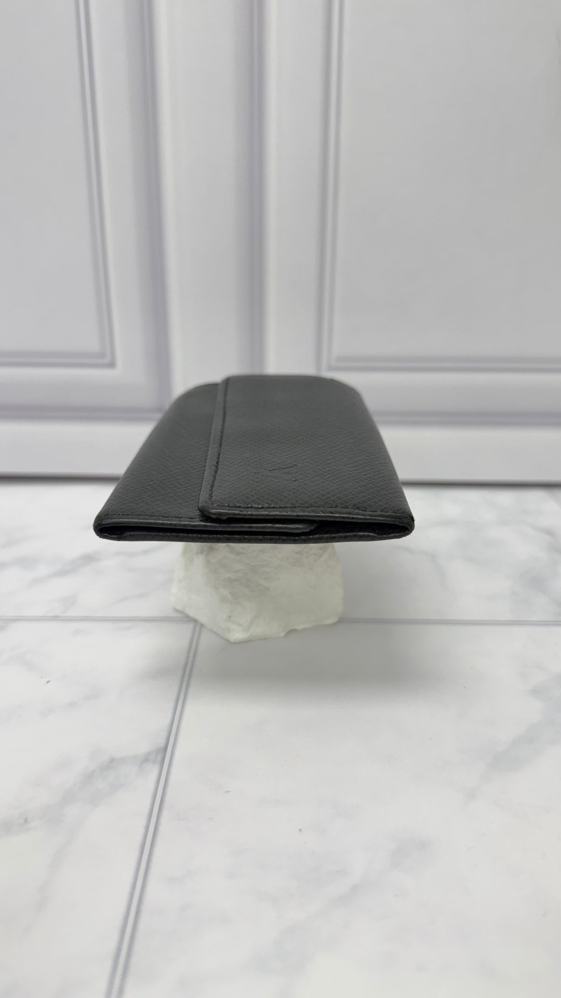 Louis Vuitton Black Taiga Leather 6-key Holder