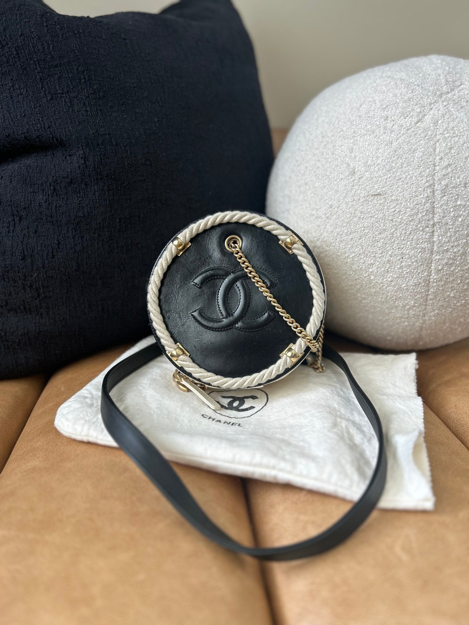 Chanel White & Black En Vogue Round Bag