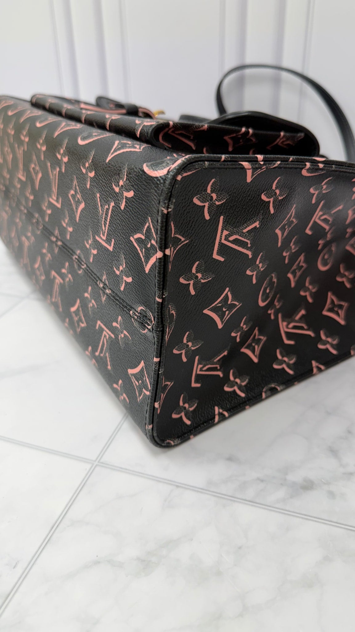 Louis Vuitton Black & Pink Fall for You Monogram Neo On The Go MM