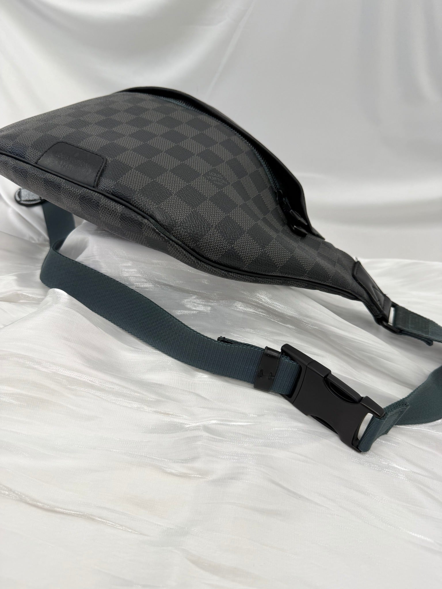 Louis Vuitton Damier Graphite Discovery Bumbag