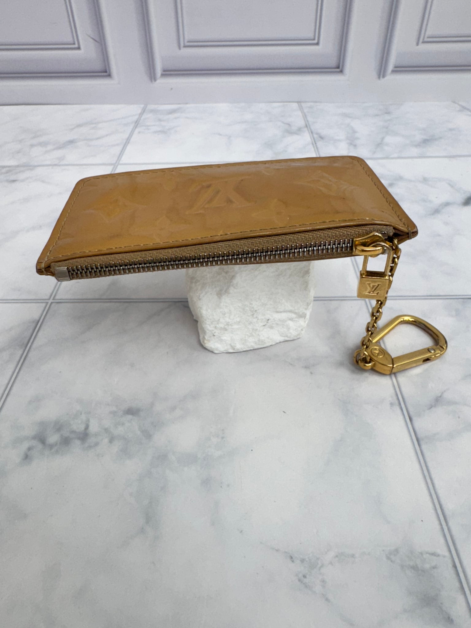 Louis Vuitton Beige Vernis Key Cles