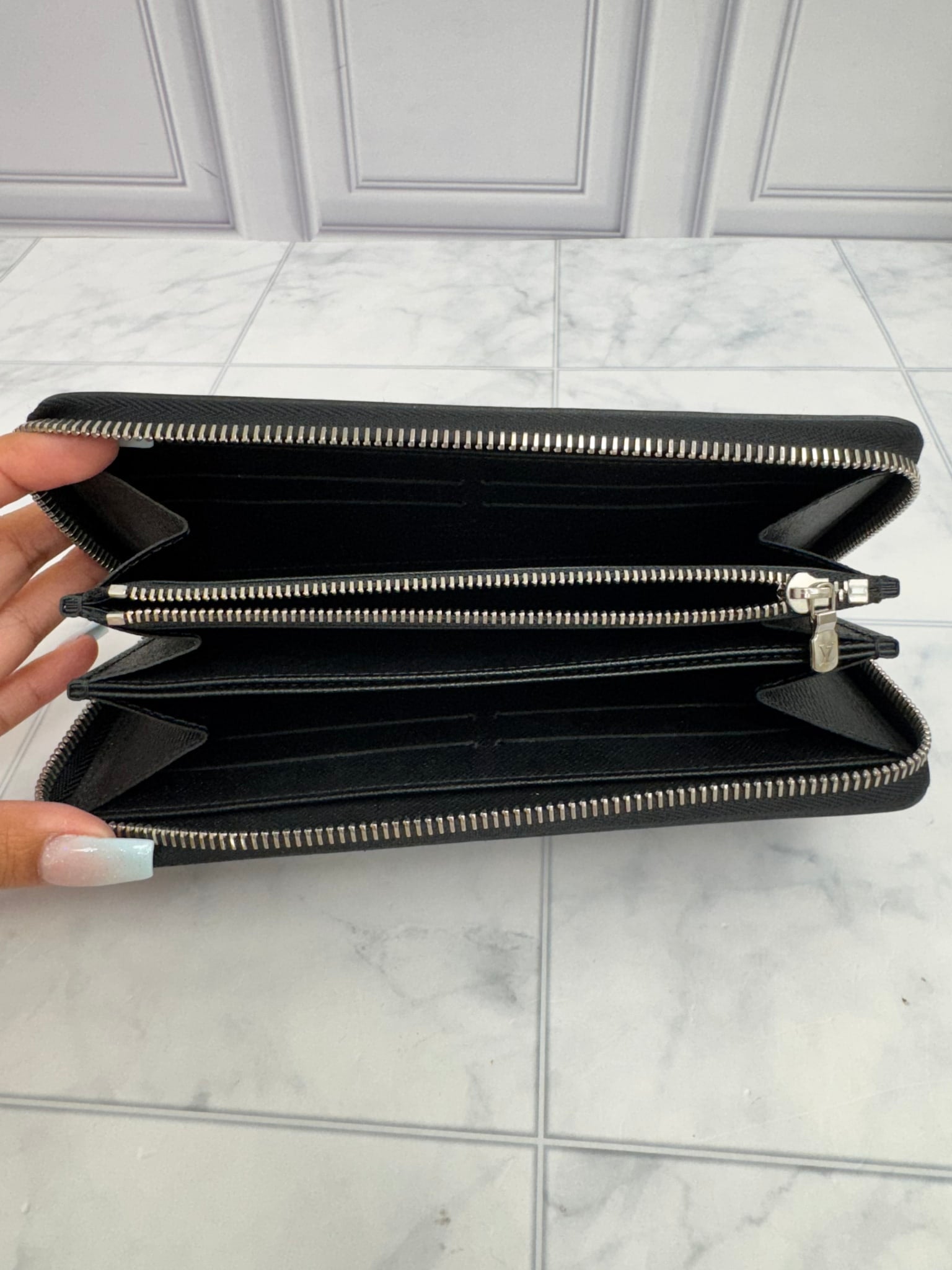 Louis Vuitton Black Epi Leather Zippy Wallet