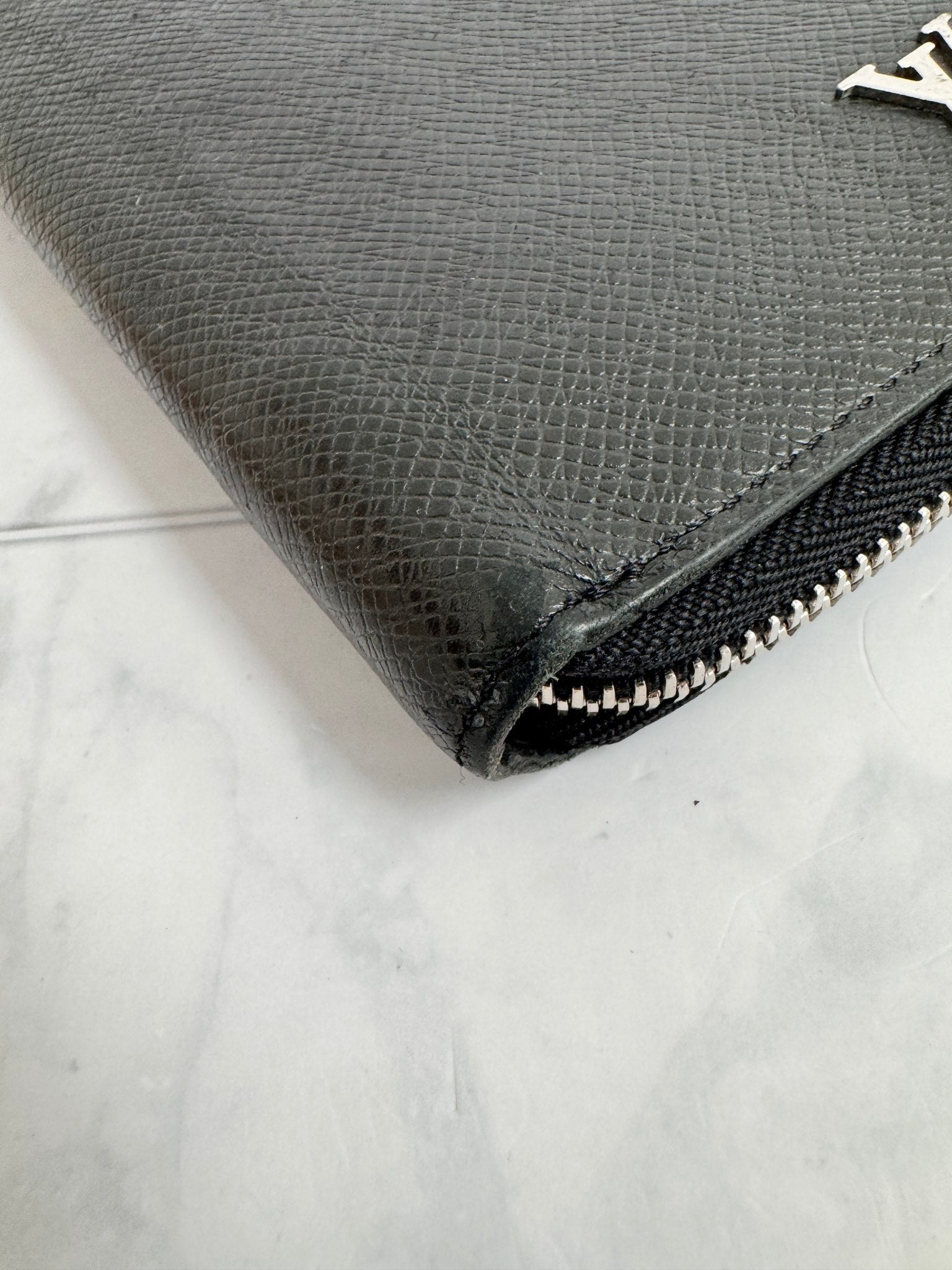 Louis Vuitton Black Taiga Leather Zippy Long Wallet