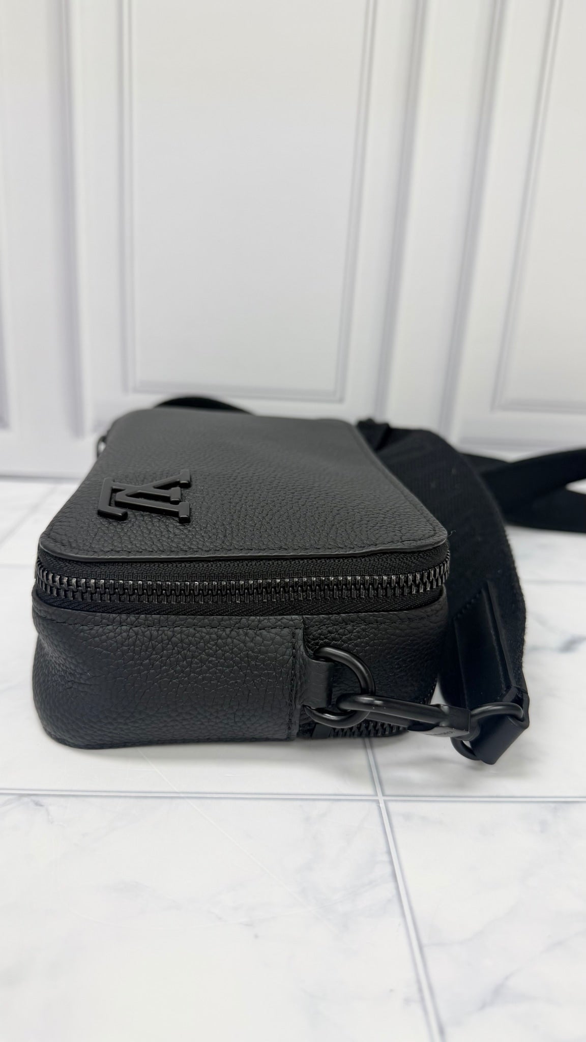 Louis Vuitton Black Grained Leather Aerogram Alpha Wearable Wallet Shoulder Bag