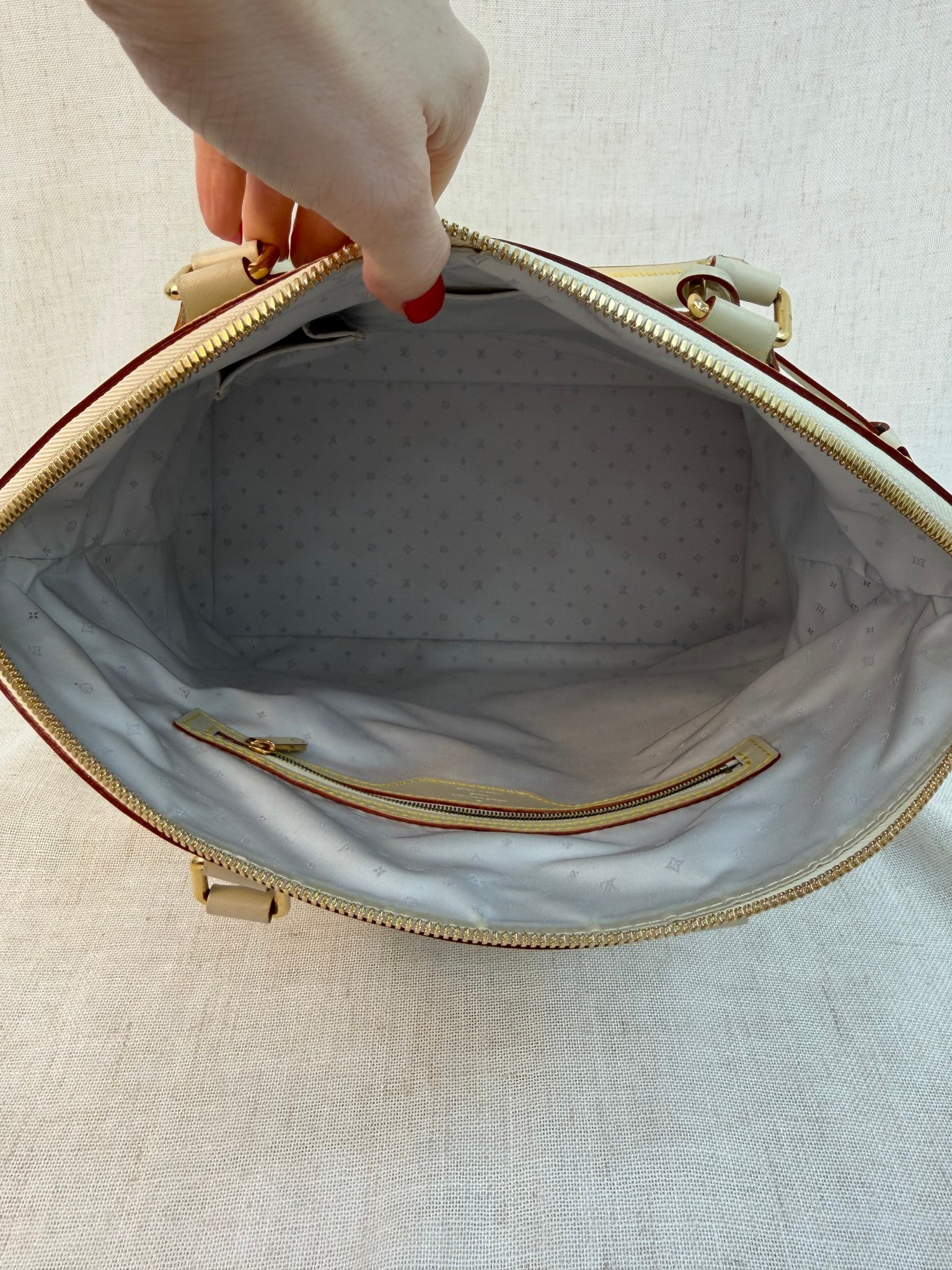 Louis Vuitton Cream Leather Suhali Locket MM Bag