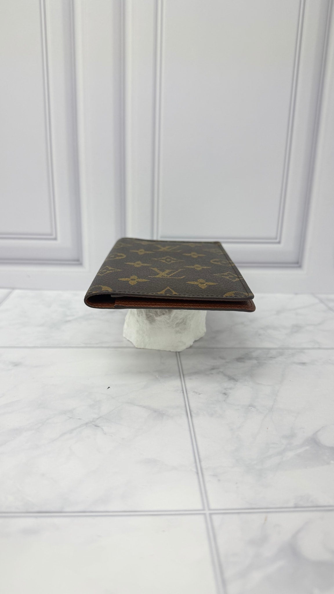 LIKE NEW - Louis Vuitton Monogram Long Wallet