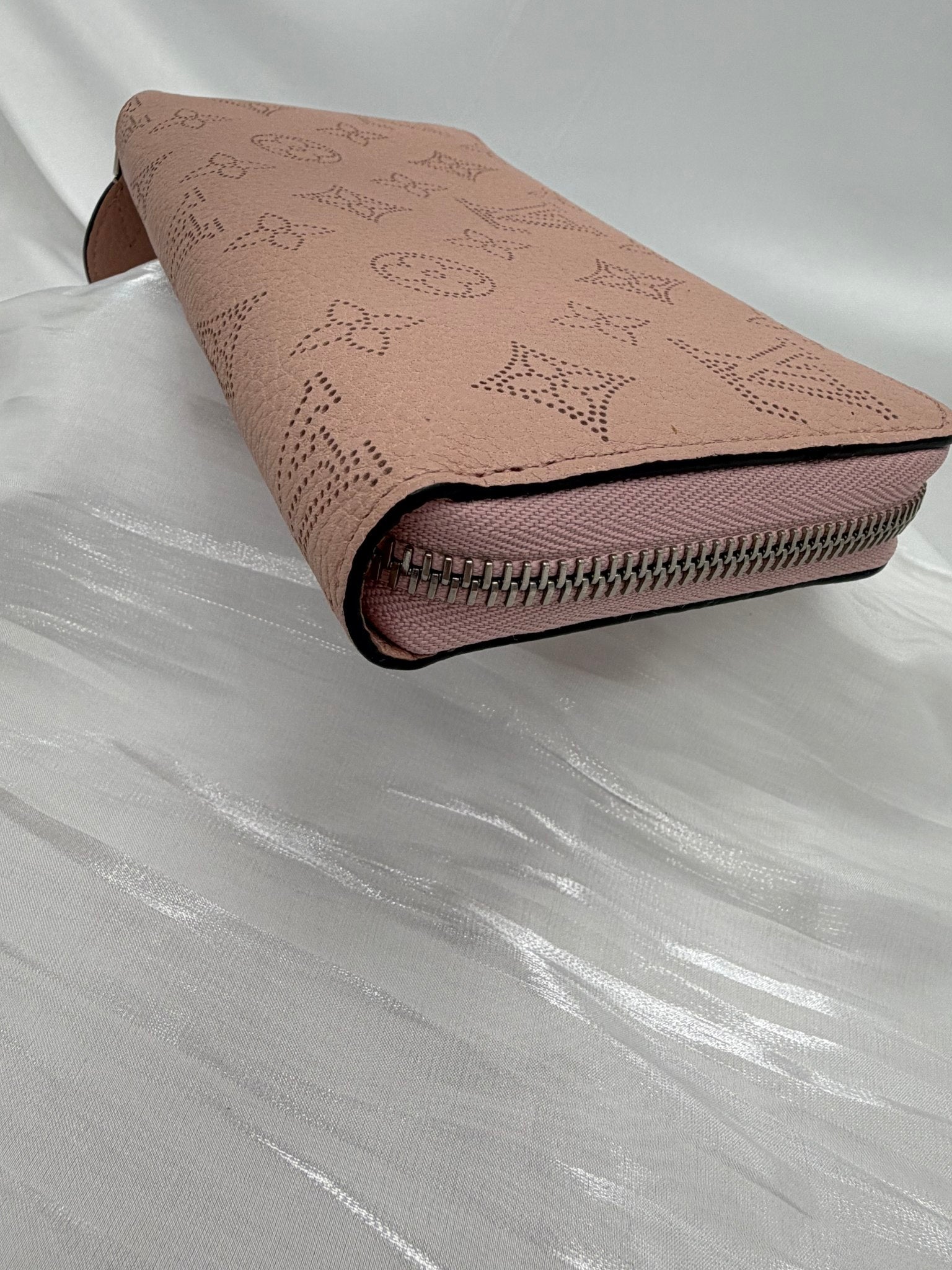 Louis Vuitton Dusty Rose Mahina Leather Zippy Wallet