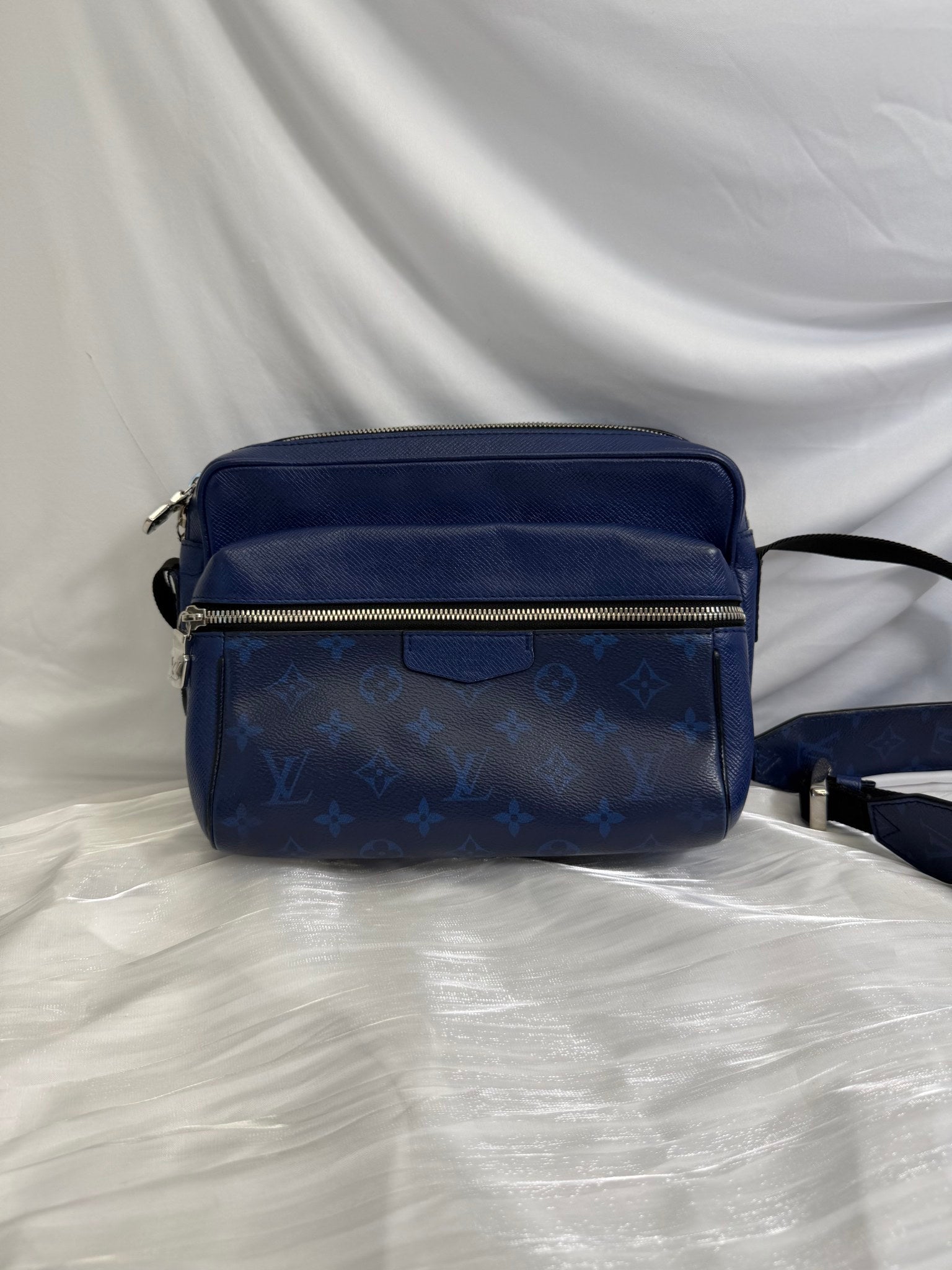 Louis Vuitton Blue Taiga Outdoor Messenger Bag