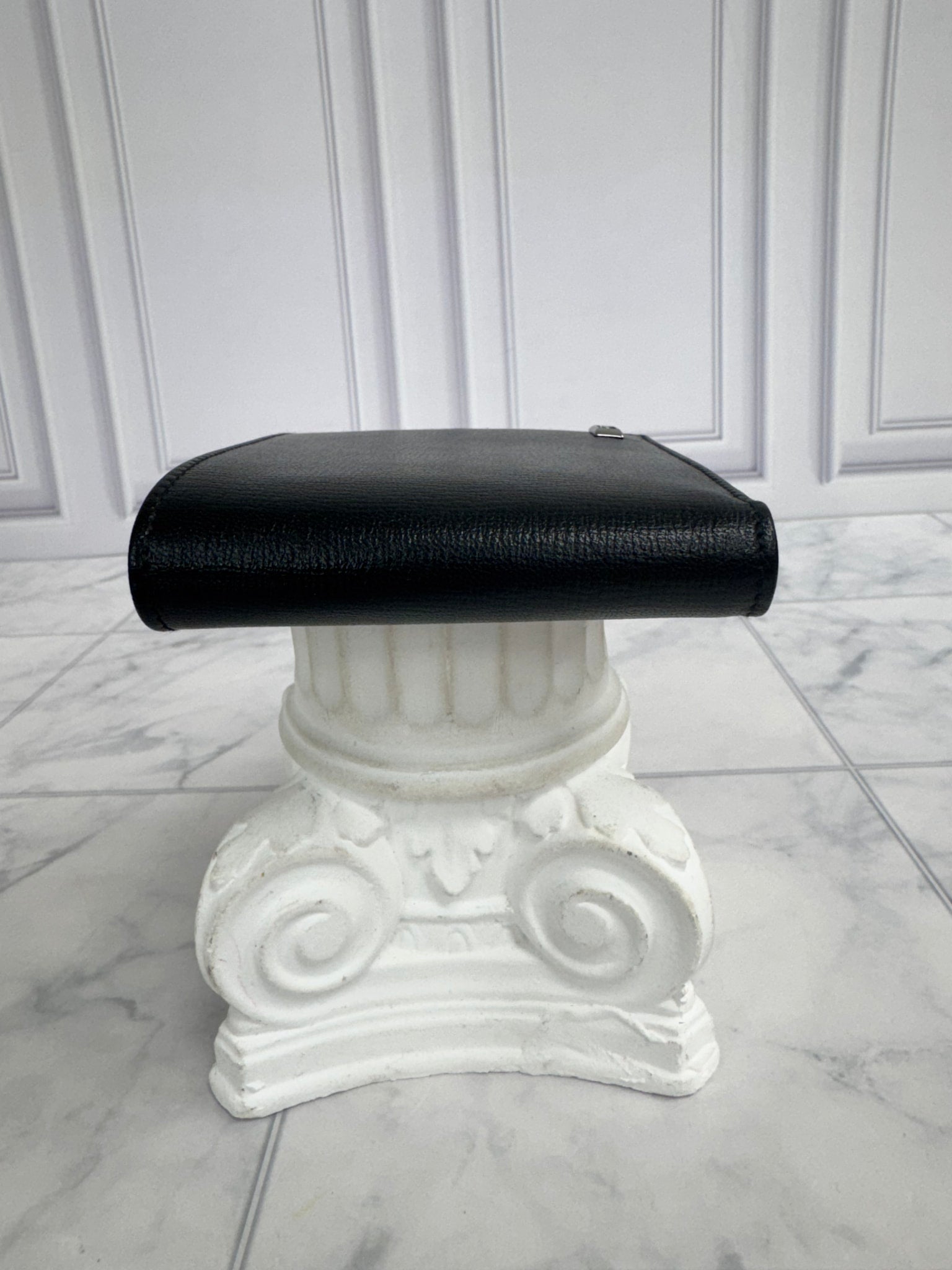 LIKE NEW - Gucci Black Grained Leather Bifold Wallet