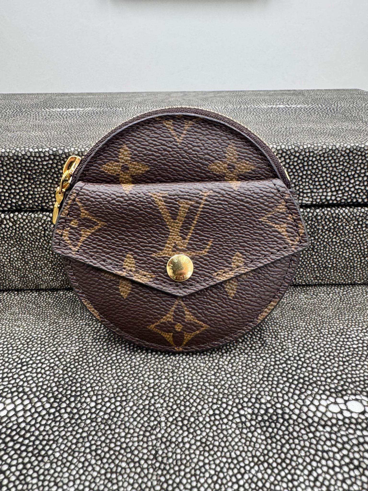 LIKE NEW - Louis Vuitton Monogram Daily Multi Pocket Belt Coin Case