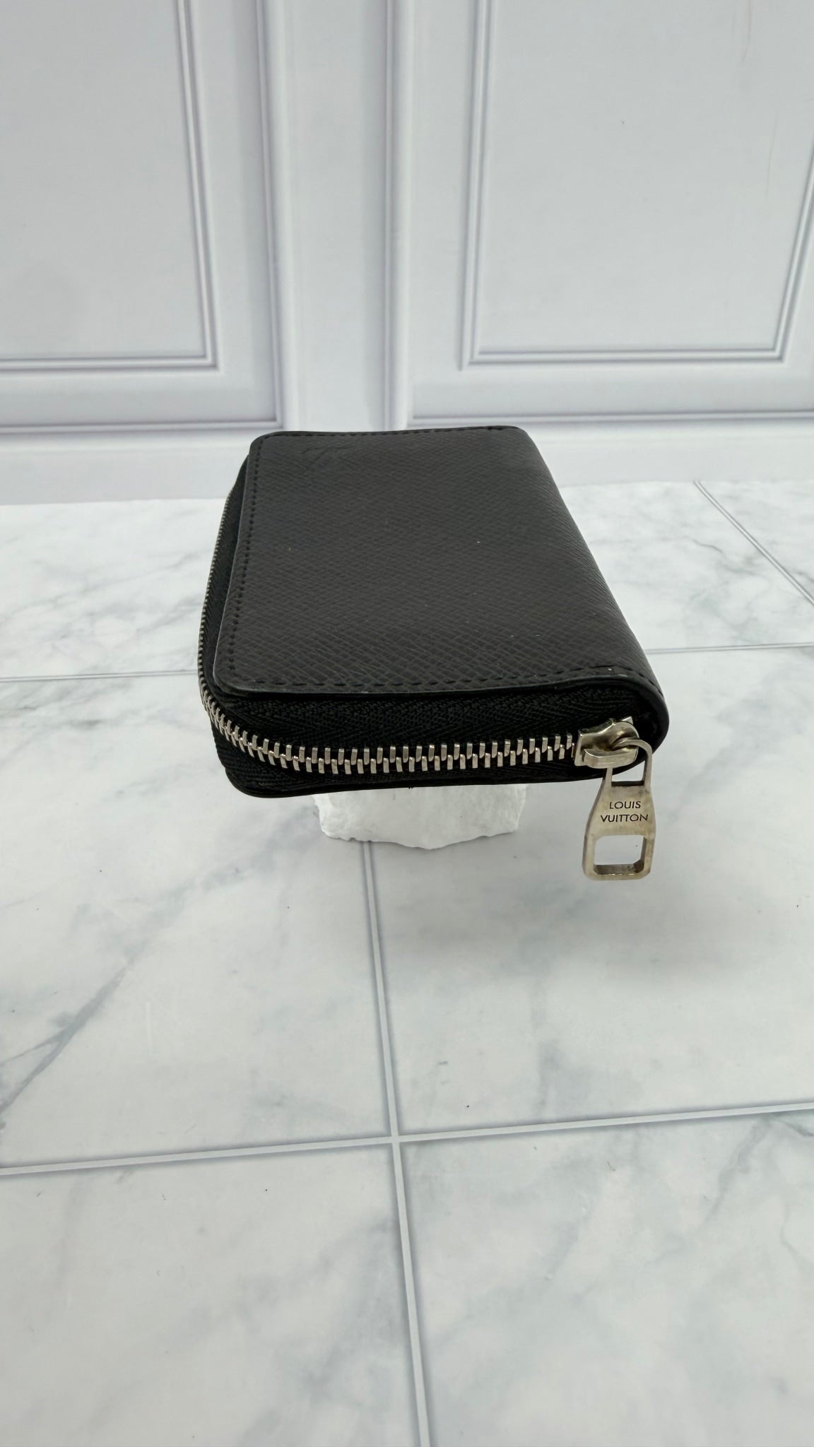 Louis Vuitton Black Taiga Leather Zippy Wallet