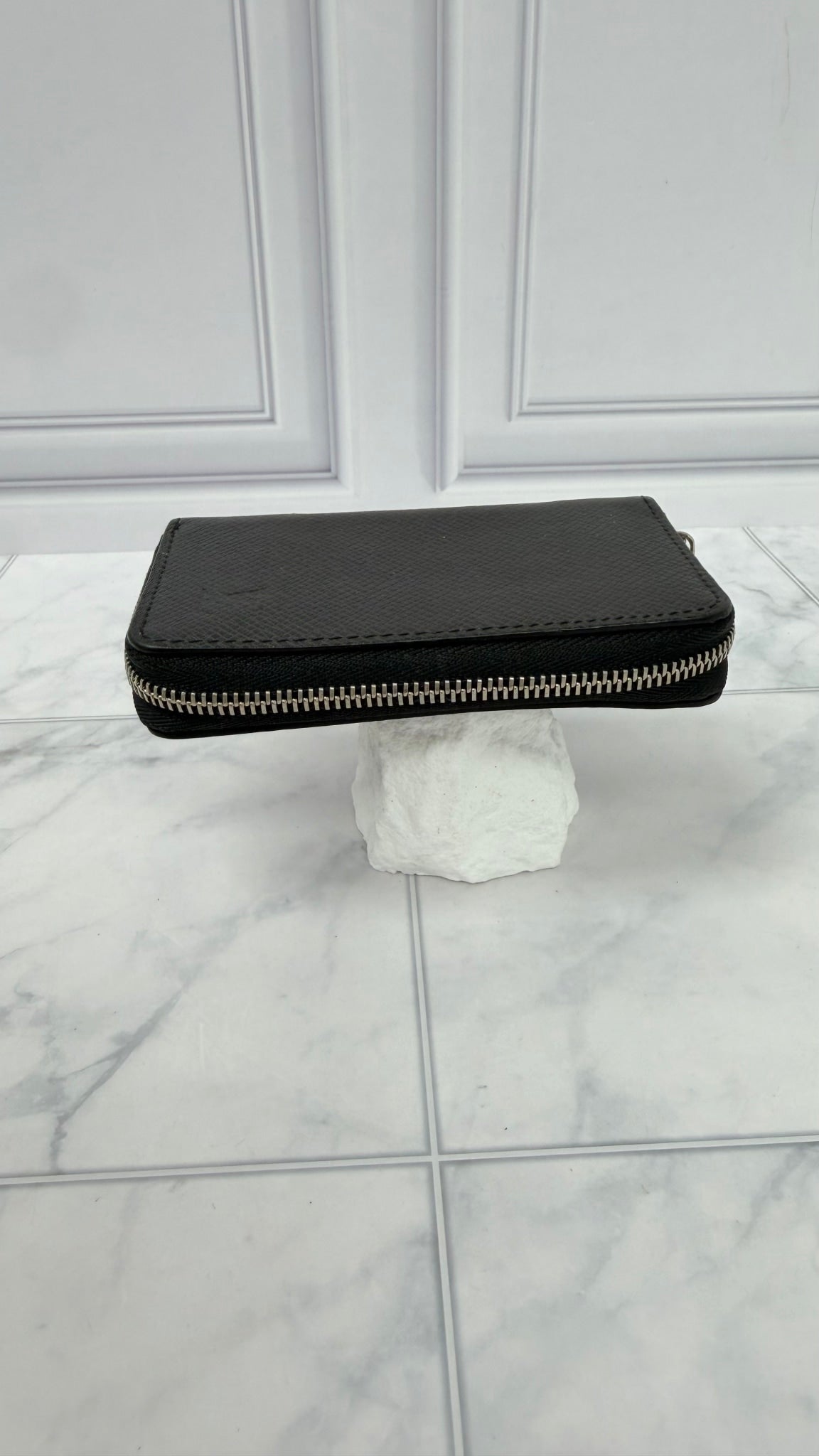 Louis Vuitton Black Taiga Leather Zippy Wallet