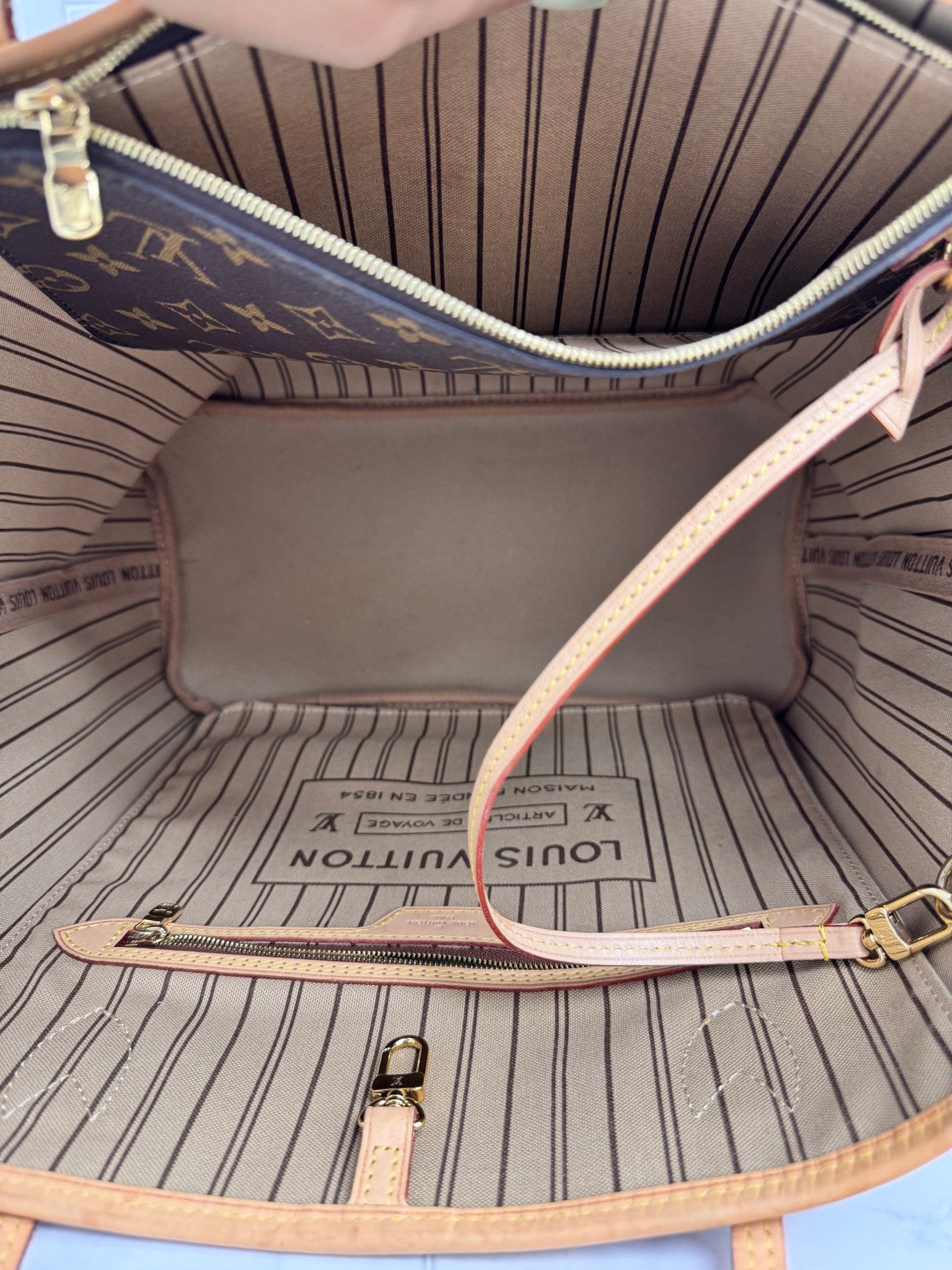 LIKE NEW - Louis Vuitton Monogram Neverfull Tote Bag MM
