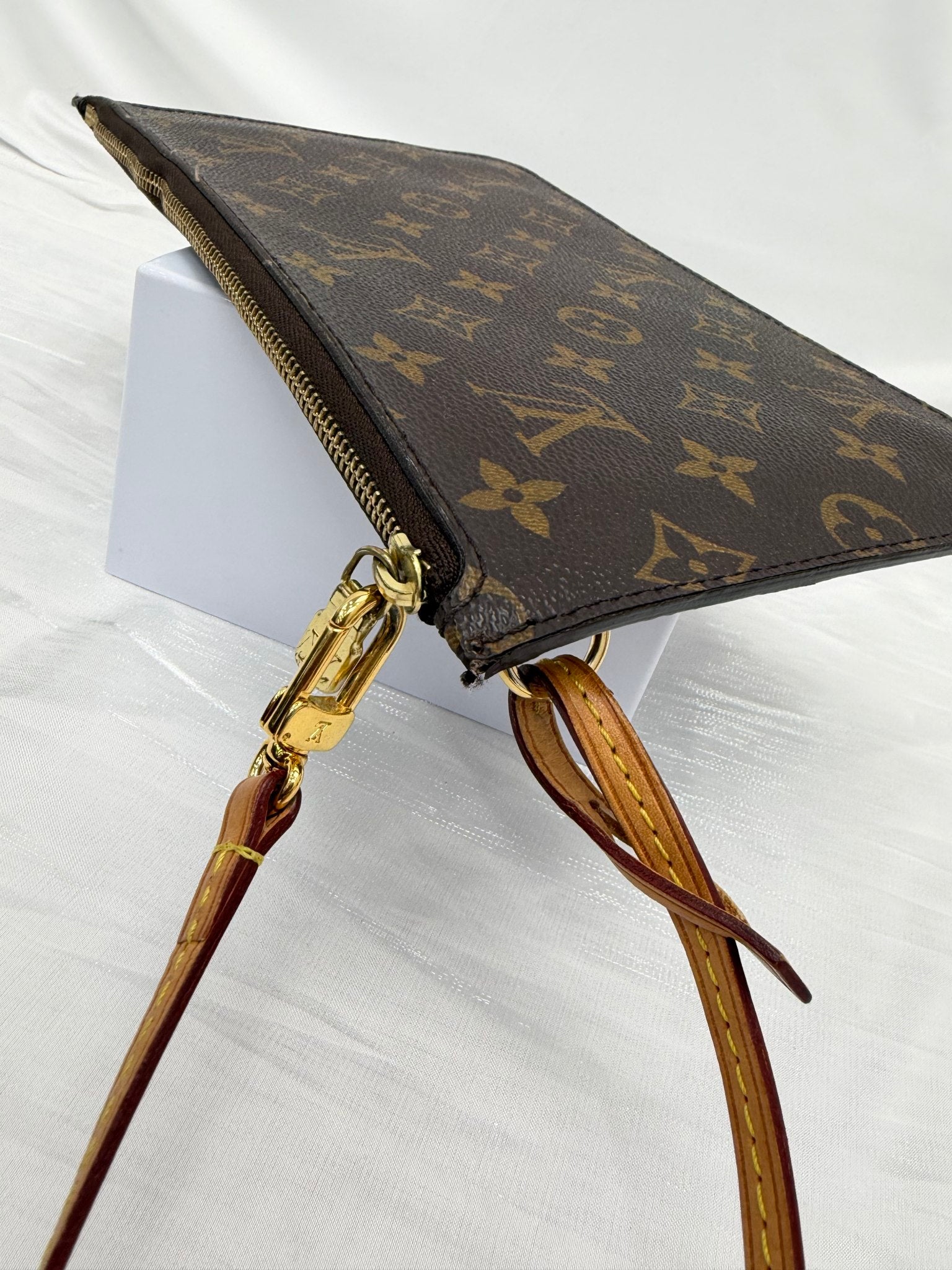 Louis Vuitton Monogram Neverfull Pouch