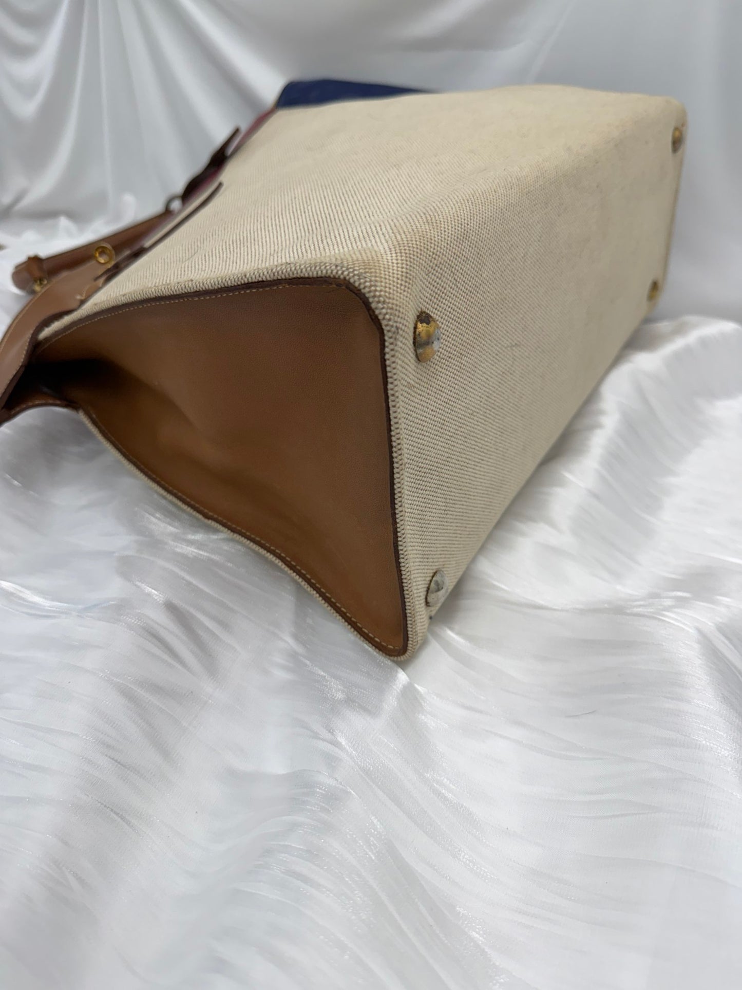 https://res.cloudinary.com/dyql5hig8/image/upload/v1761067207/tmtqwlrxmrzkkydlkt8m.jpg