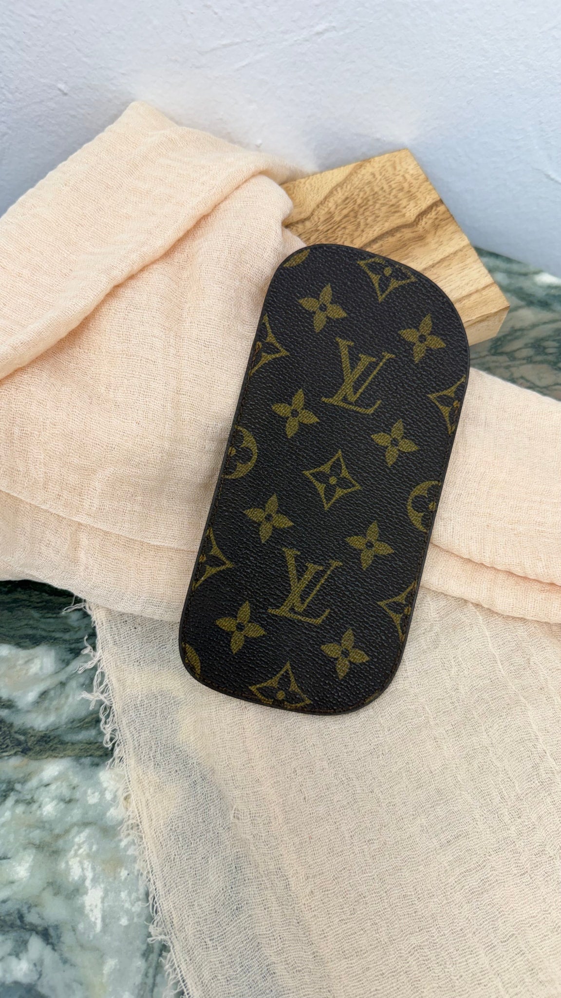 LIKE NEW - Louis Vuitton Monogram Glasses Case