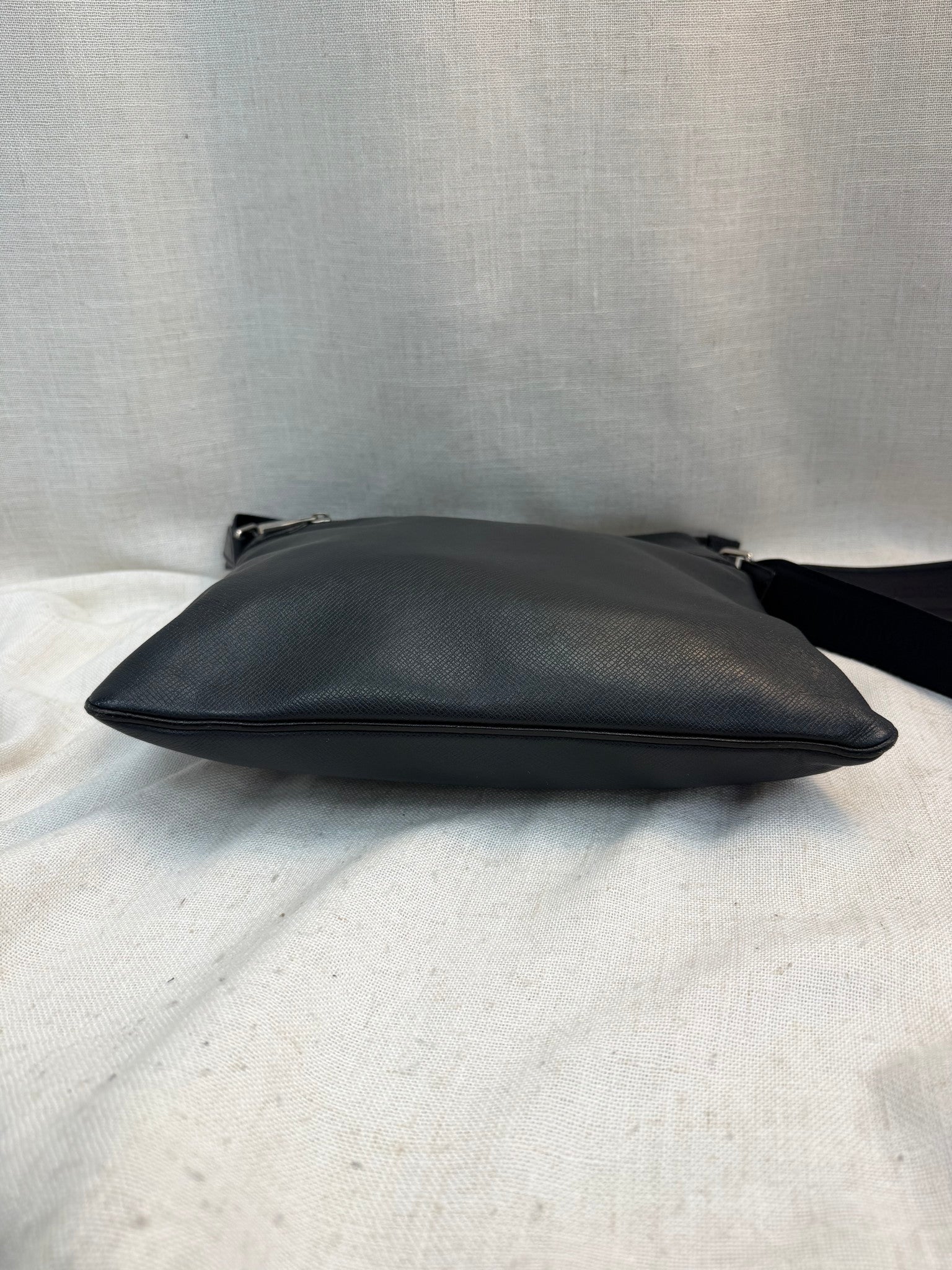 Louis Vuitton Navy Leather Taiga Sasha Messenger Bag