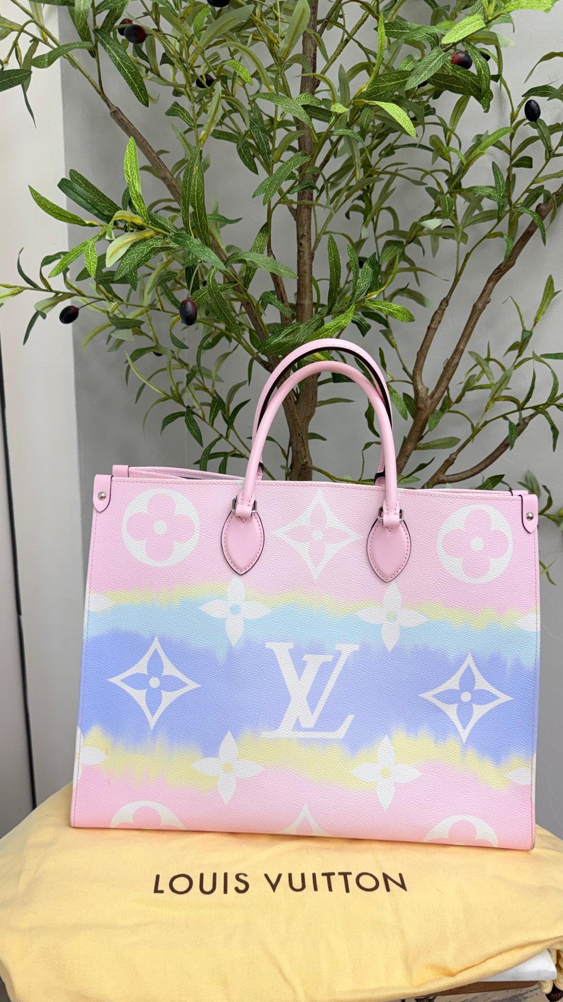 Louis Vuitton Monogram Multicolor Pastel Escale On The Go GM Tote Bag