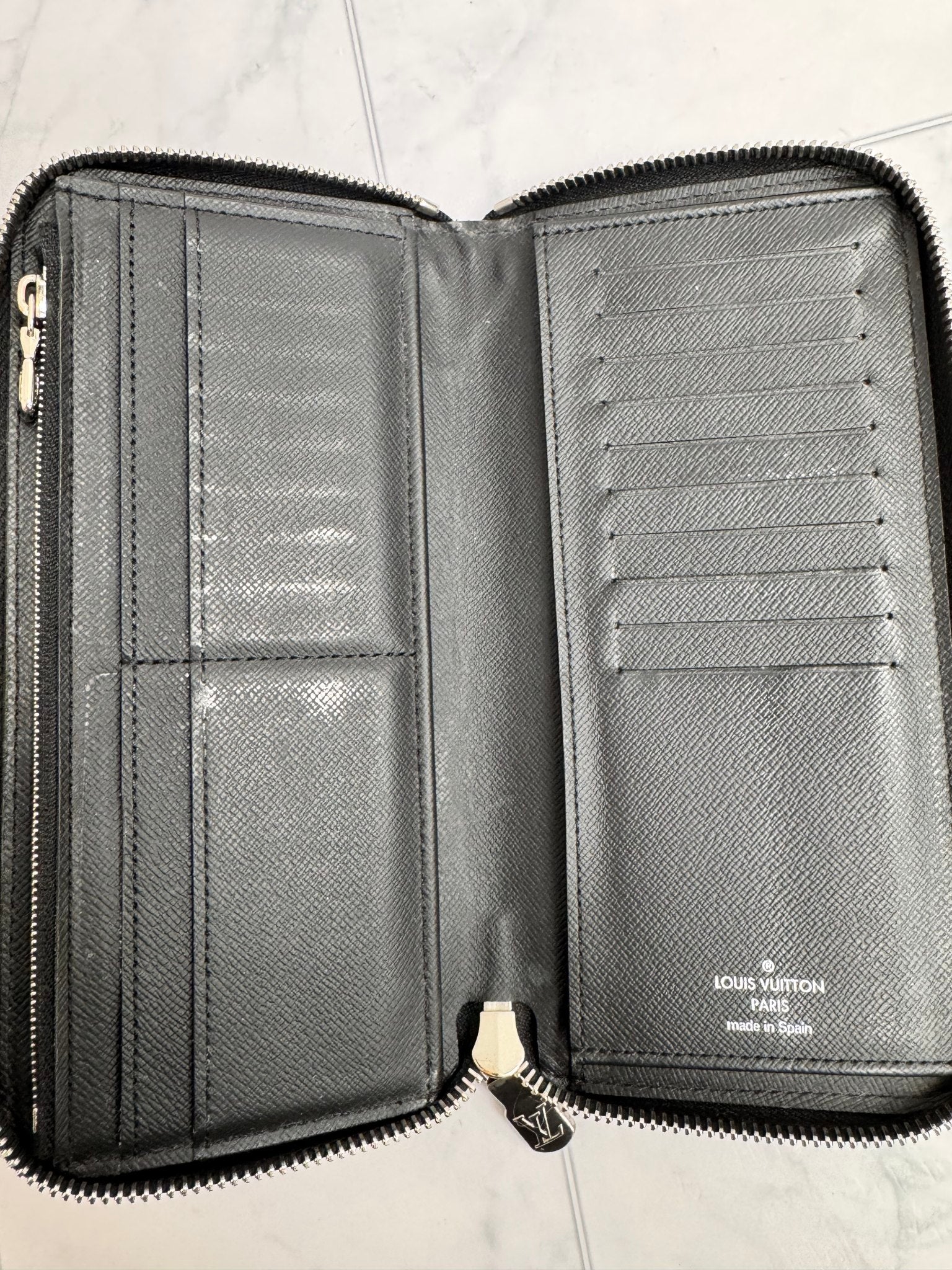 Louis Vuitton Black Taiga Leather Zippy Long Wallet