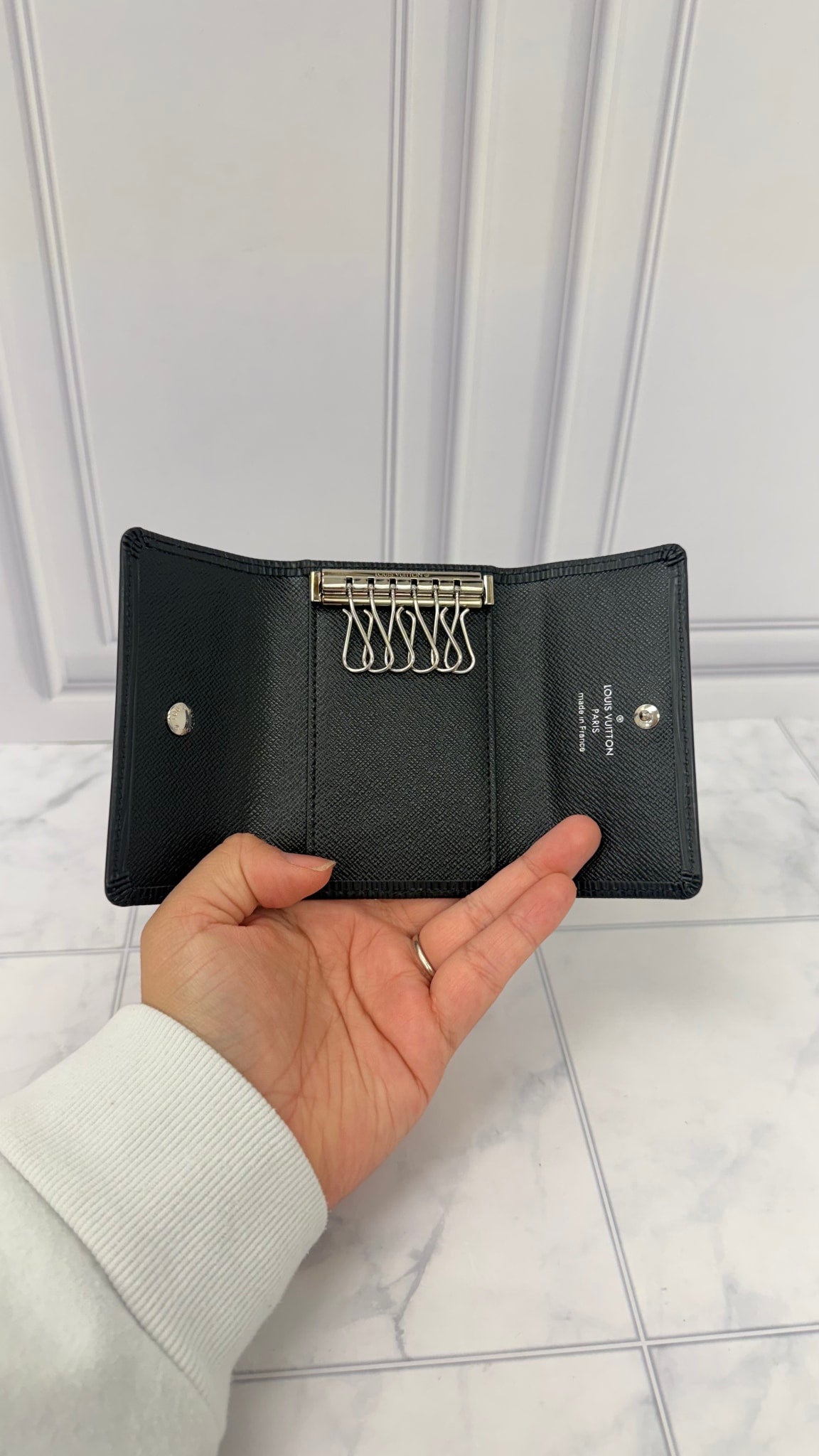 LIKE NEW - Louis Vuitton Black Epi Leather 6 Key Case