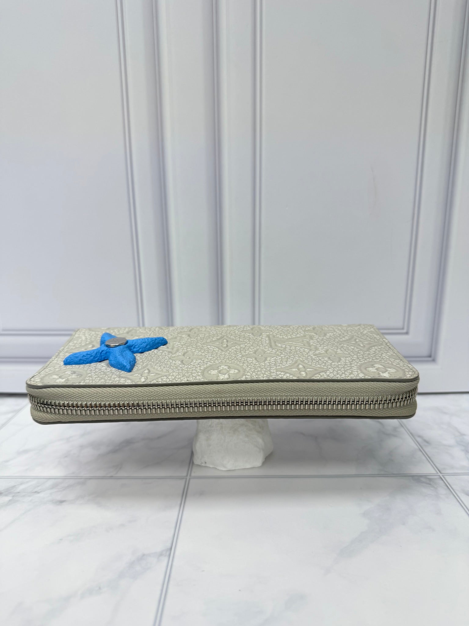 LIKE NEW - Louis Vuitton Monogram Grey Taurillon Leather Climbing Zippy Wallet