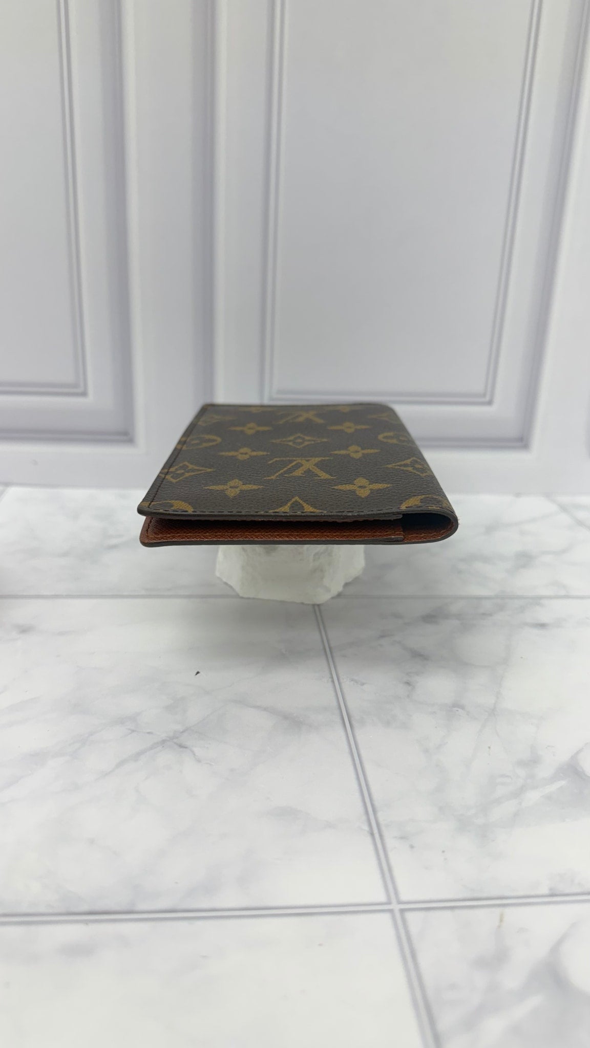 LIKE NEW - Louis Vuitton Monogram Long Wallet