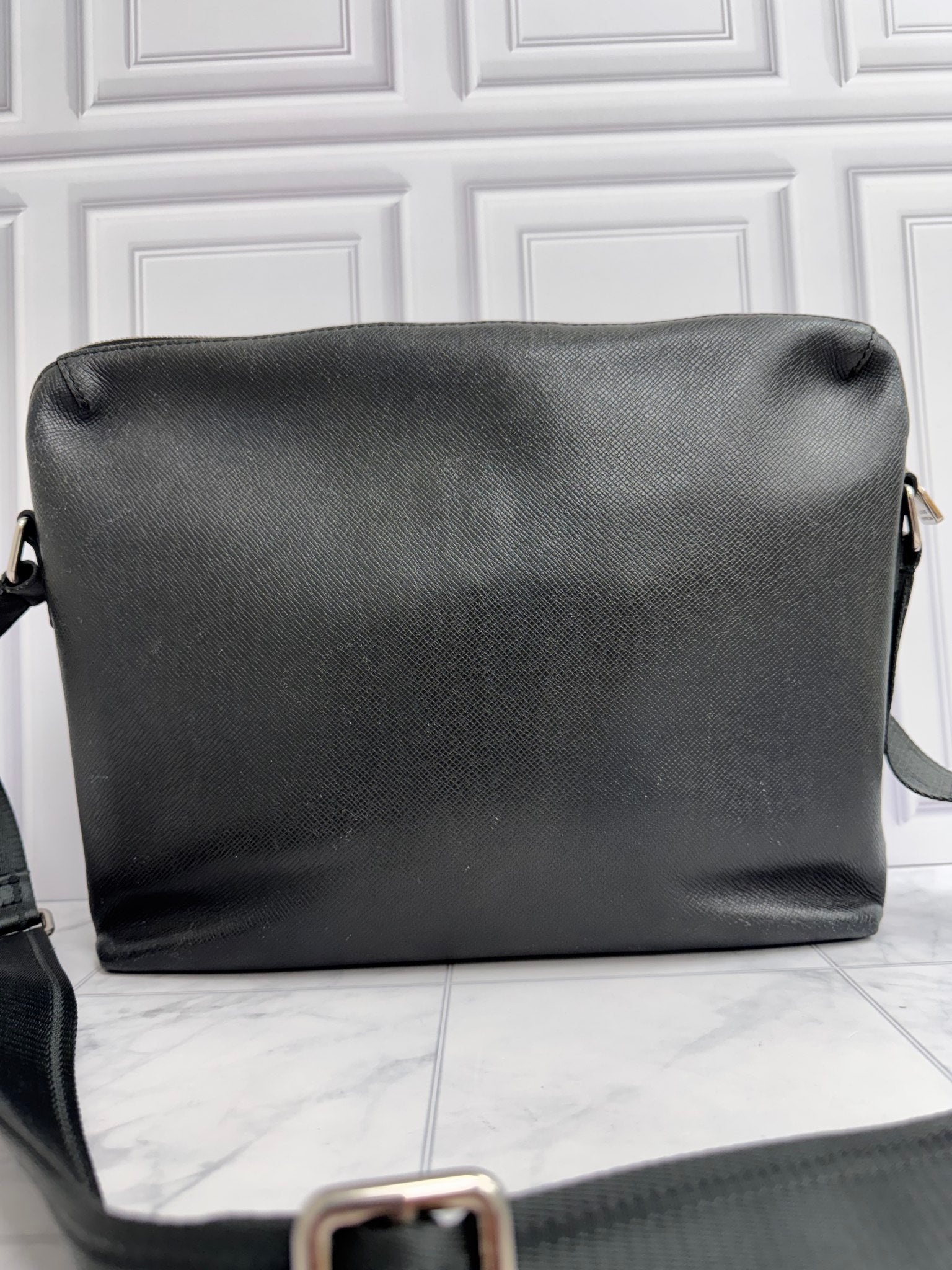 Louis Vuitton Black Taiga Grigori Messenger Bag MM