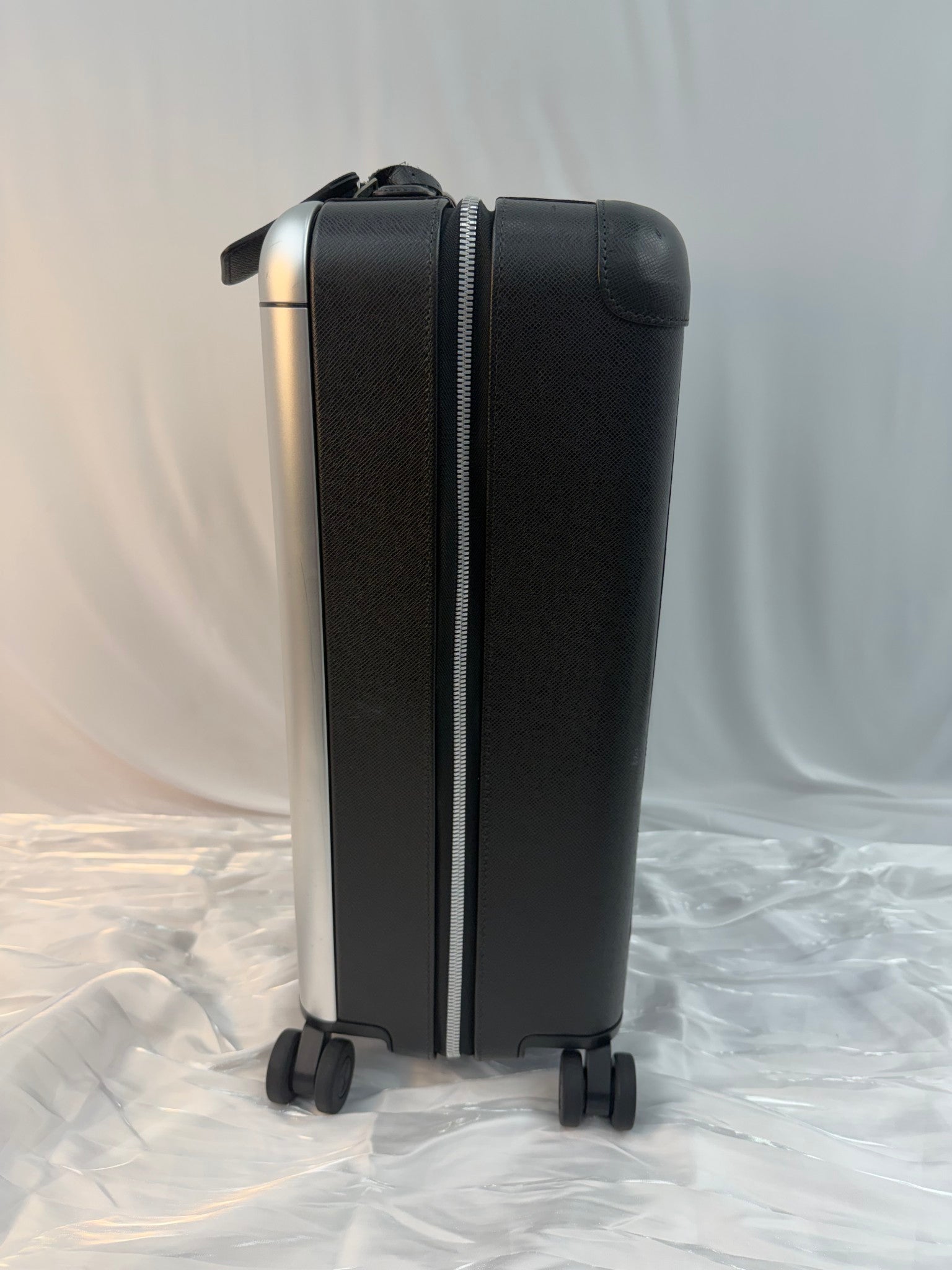 Louis Vuitton Black Leather Taiga Horizon 55 Roller Bag