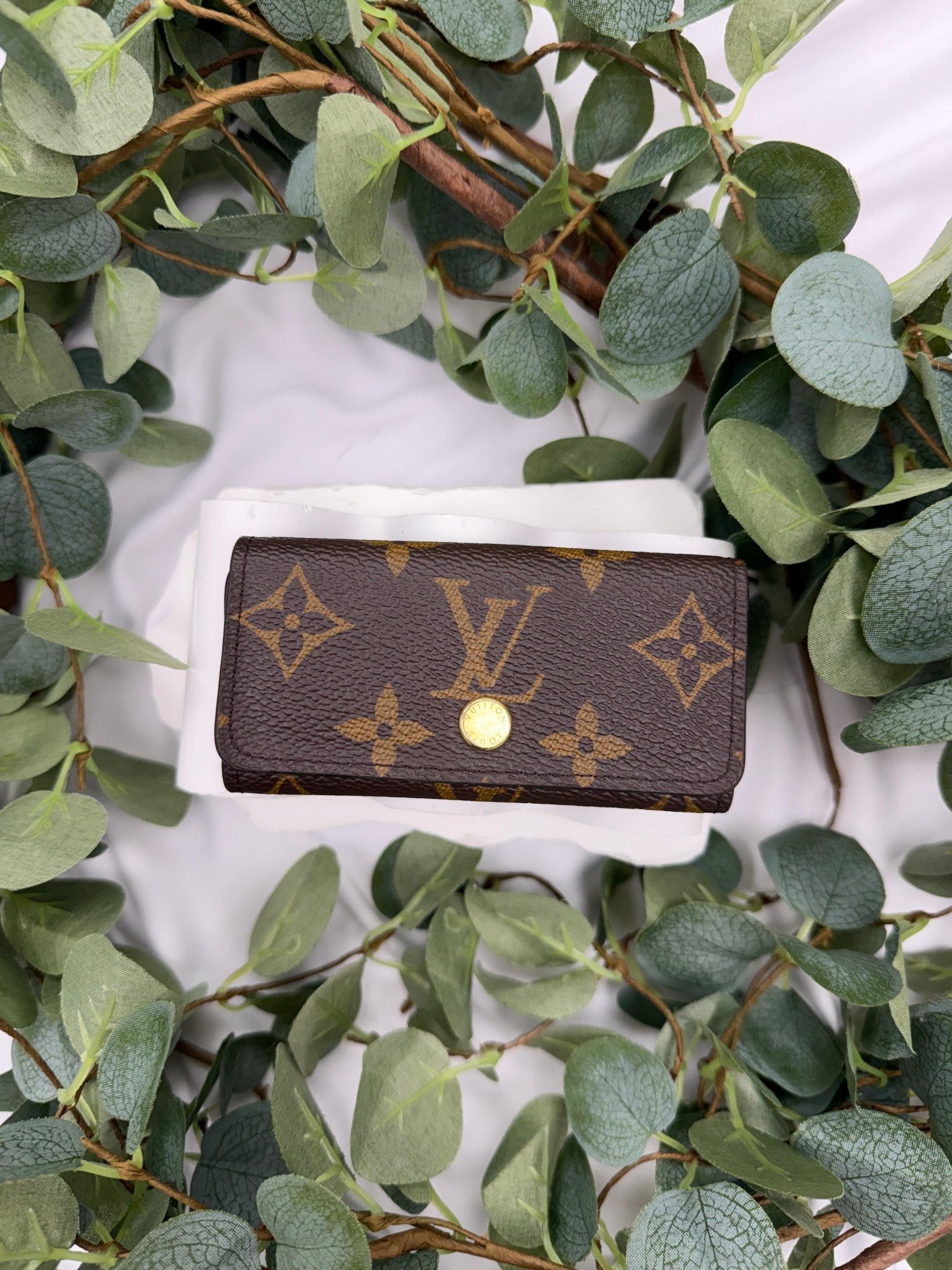 LIKE NEW- Louis Vuitton Monogram 4 Key Ring Case