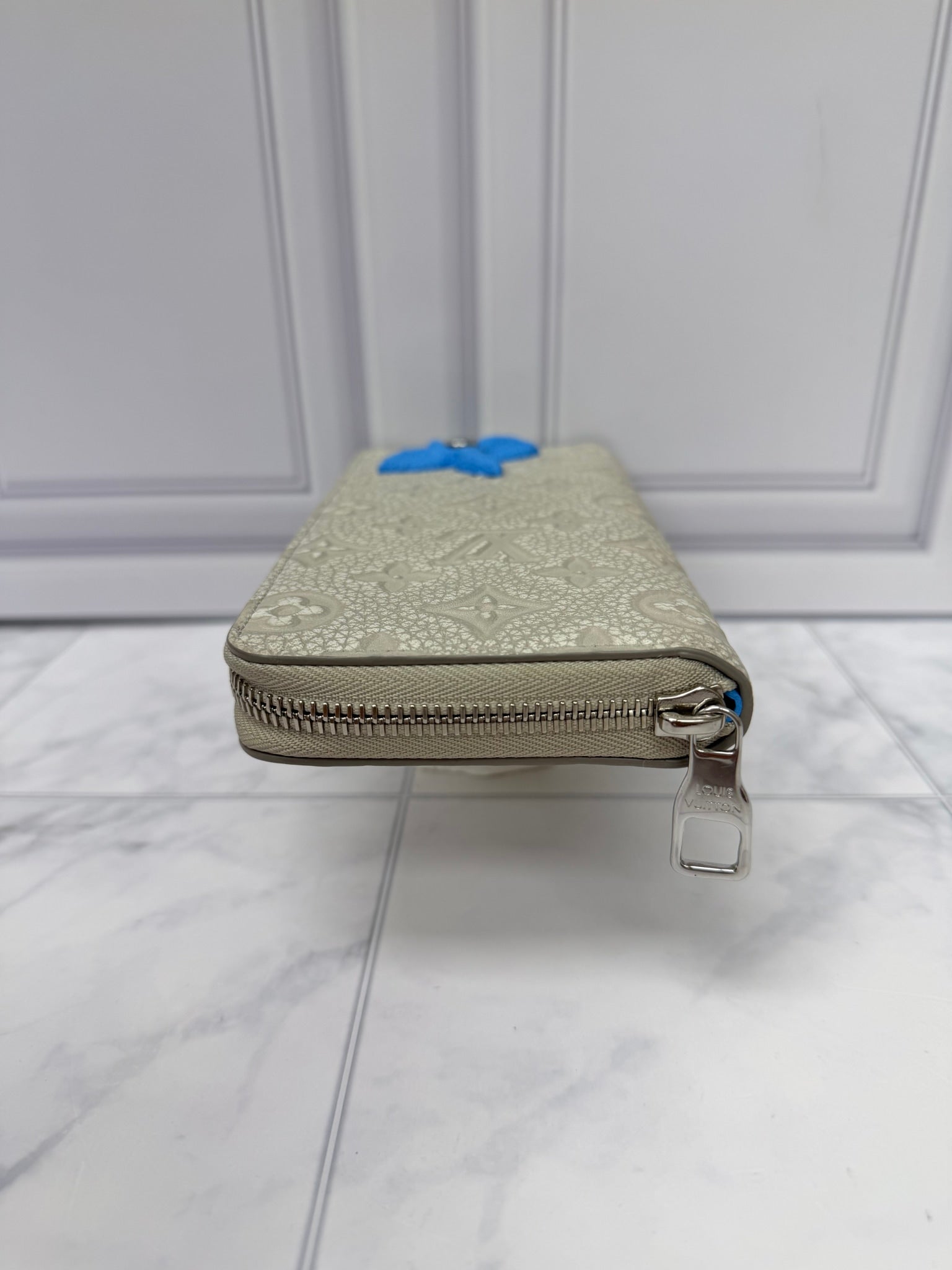 LIKE NEW - Louis Vuitton Monogram Grey Taurillon Leather Climbing Zippy Wallet