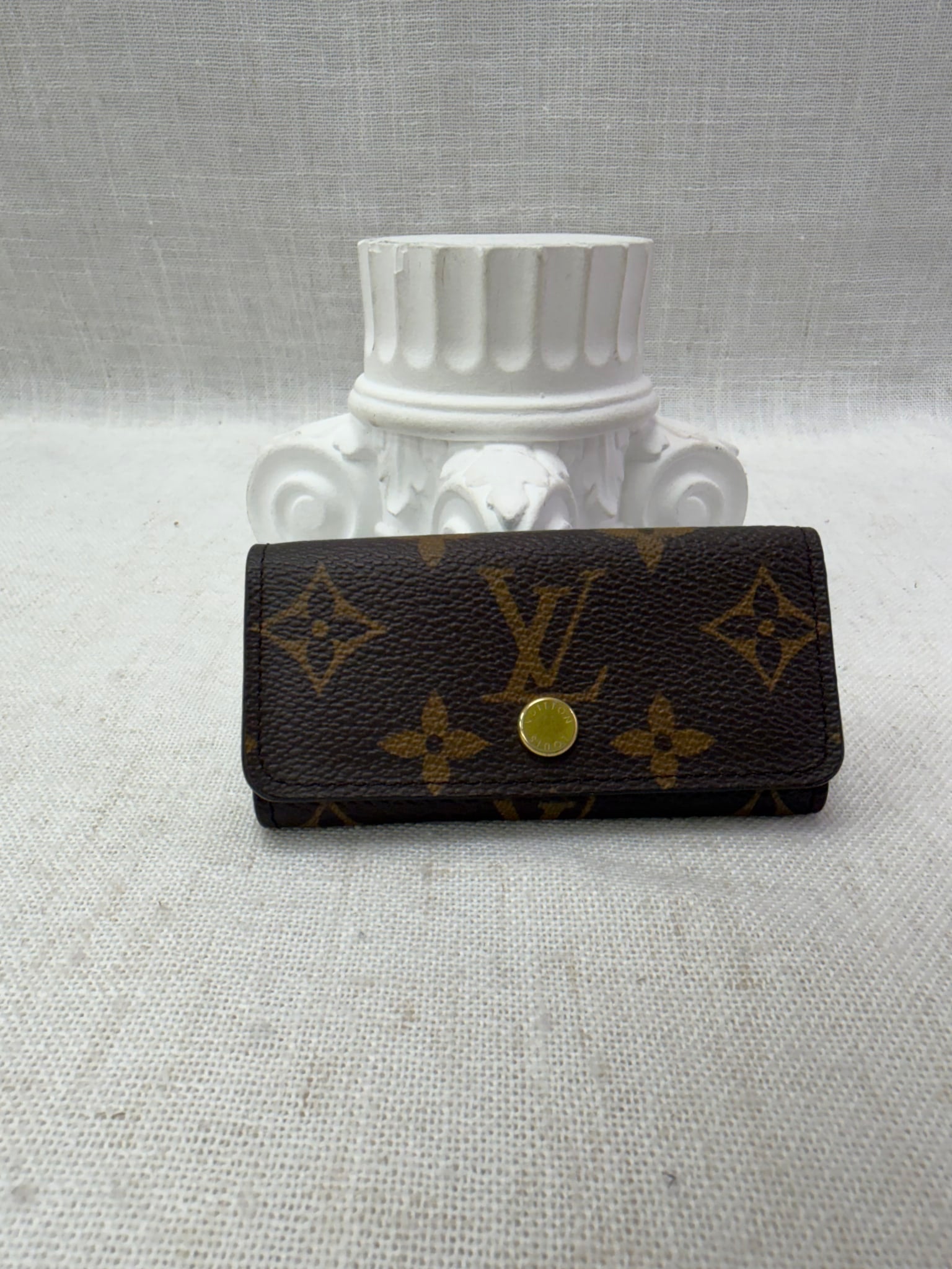 LIKE NEW- Louis Vuitton Monogram 4 Key Ring Case