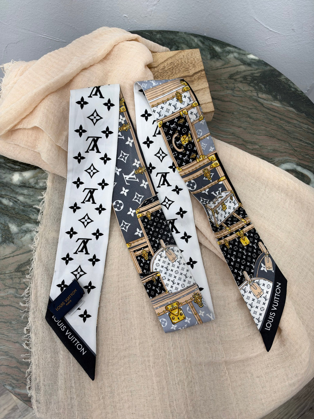 LIKE NEW - Louis Vuitton Multicolor Silk Twilly