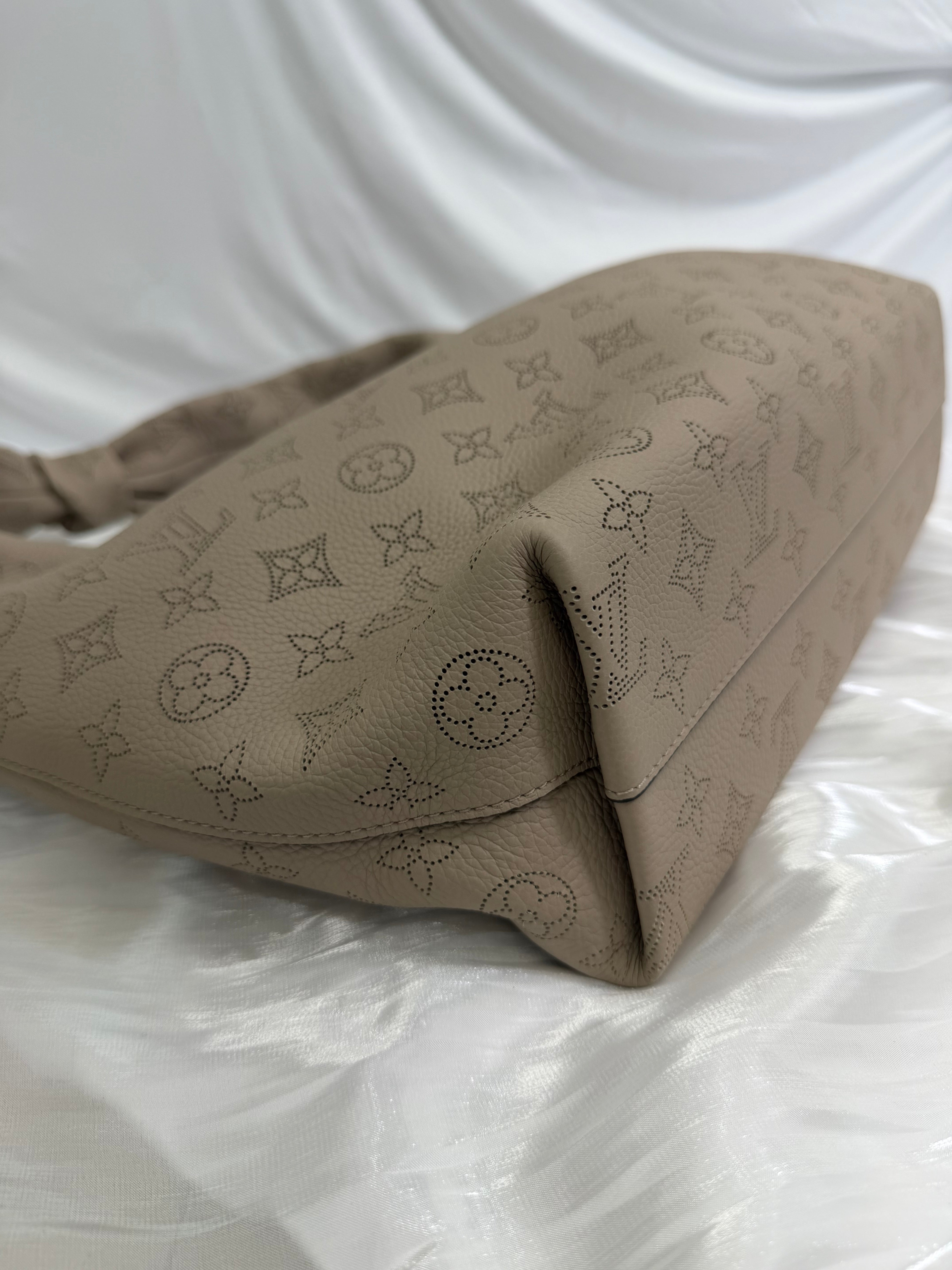 BRAND NEW Louis Vuitton Monogram Greige Mahina Leather Why Knot MM Bag