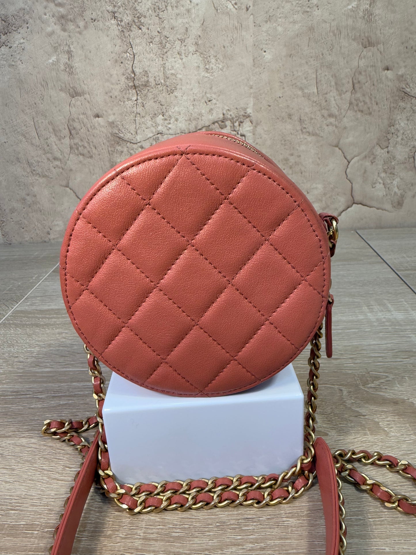 LIKE NEW Chanel Coral Quilted calfskin Round Infinity Clutch on a Chain