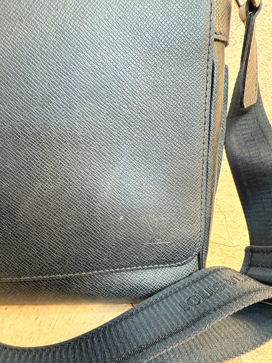 Louis Vuitton Black Taiga Leather Messenger Bag