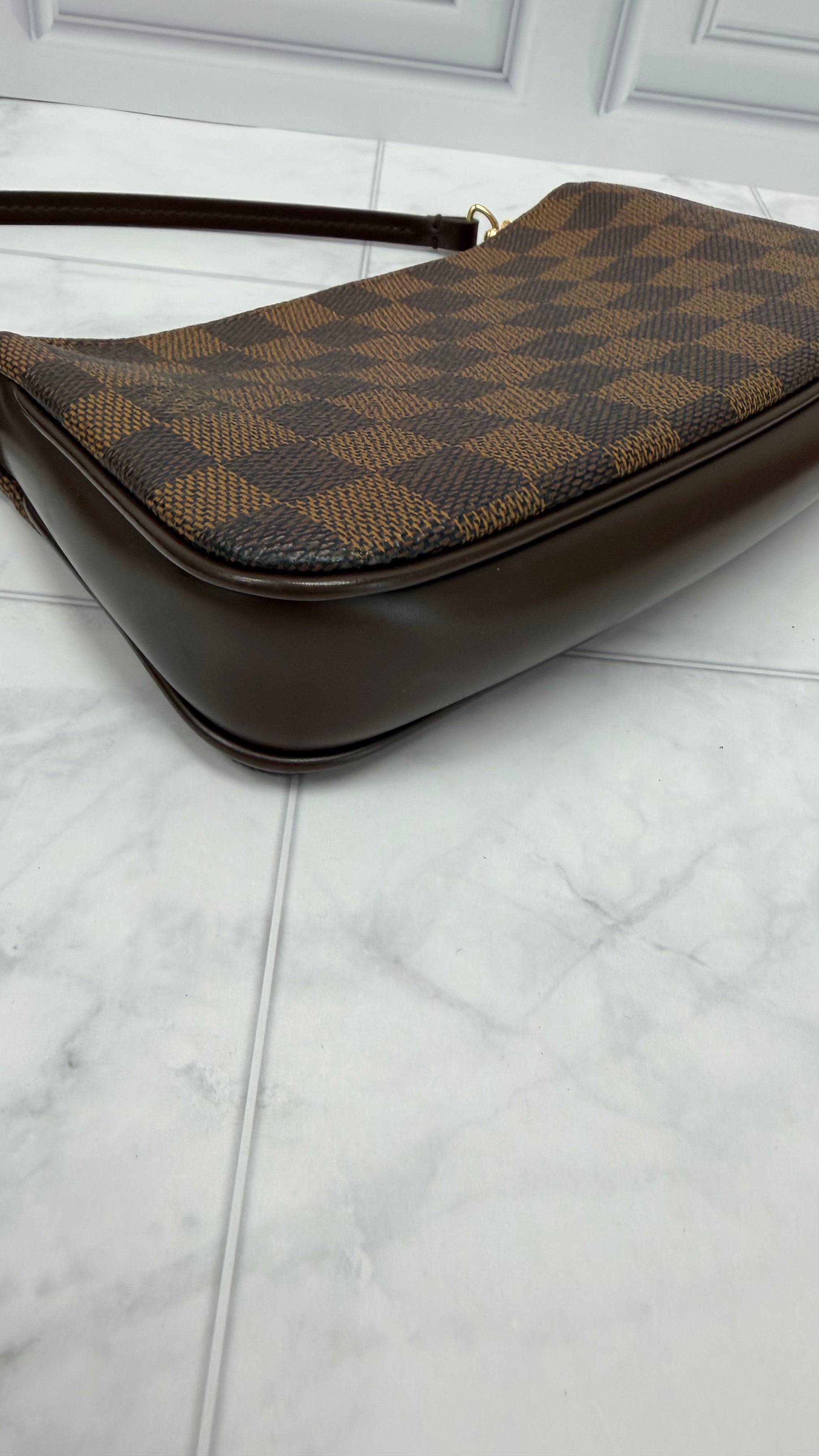 *DONS DROP* Louis Vuitton Damier Ebene Navona Pochette